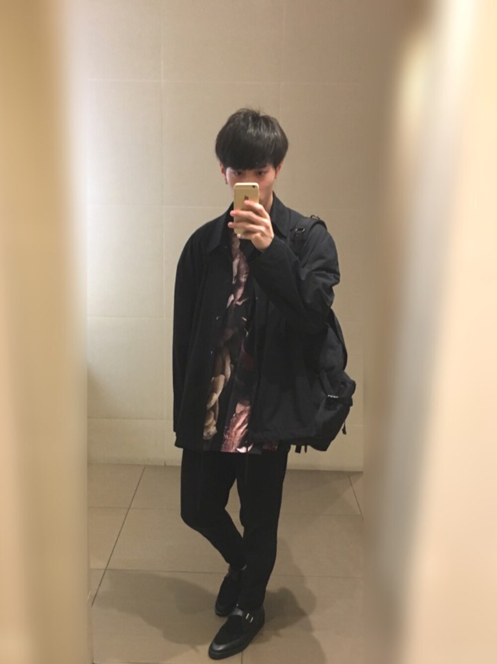 「カジュアルコーデ、黒、大学生、スニーカー、シンプル、Tシャツ、ビッグシルエット、コーチジャケット、春コーデ」｜「LAD MUSICIANのアイテム（Tシャツ/カットソー、レッド系）」を使った、Ryuuuさん（メンズ・179cm）の春コーディネートの1枚目の写真