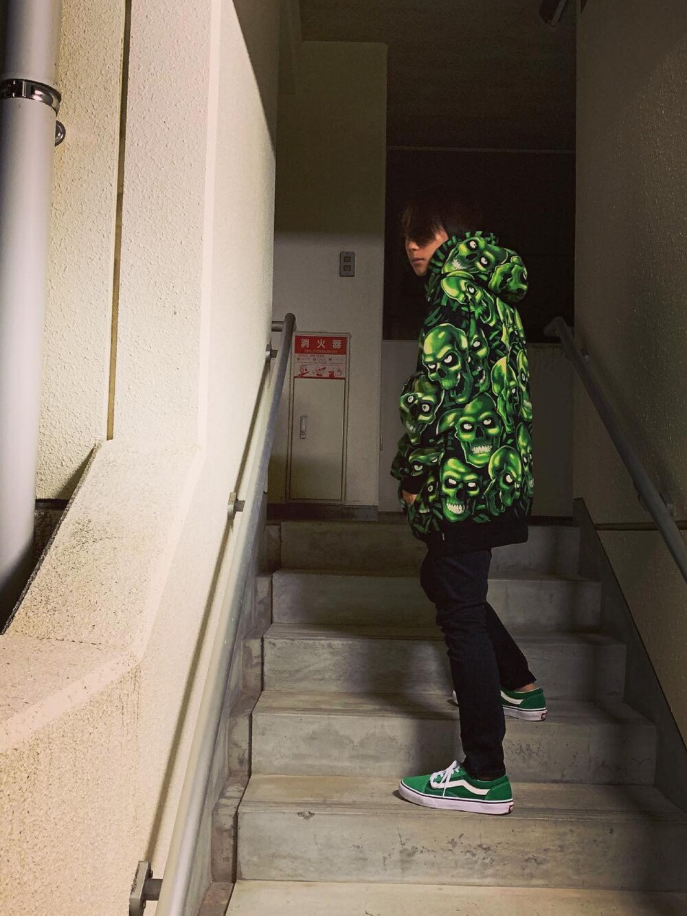 「スニーカー、supreme、VANS、オールドスクール、パーカー」｜「Supreme のアイテム（パーカー、グリーン系）」を使った、Haruto Shibazakiさん（メンズ・158cm）の秋コーディネートの1枚目の写真