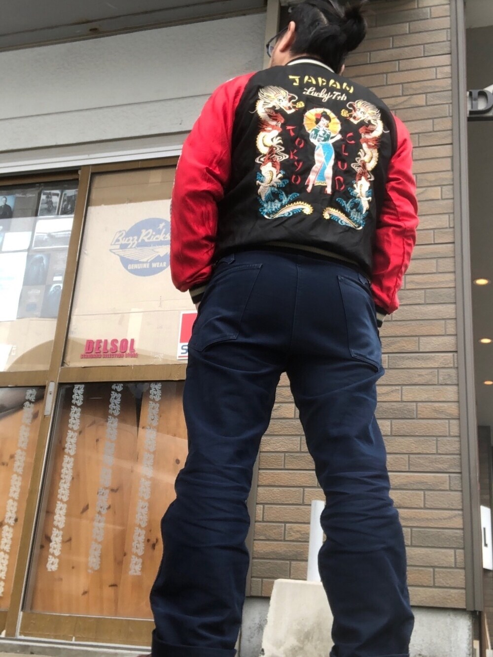 「スカジャン、アメカジ、休日スタイル、カジュアルコーデ、春、テーラー東洋」｜「MISTER FREEDOMのアイテム（デニムパンツ、ブルー系）」を使った、デルソル熊本👖さん（メンズ・170cm）の冬コーディネートの1枚目の写真
