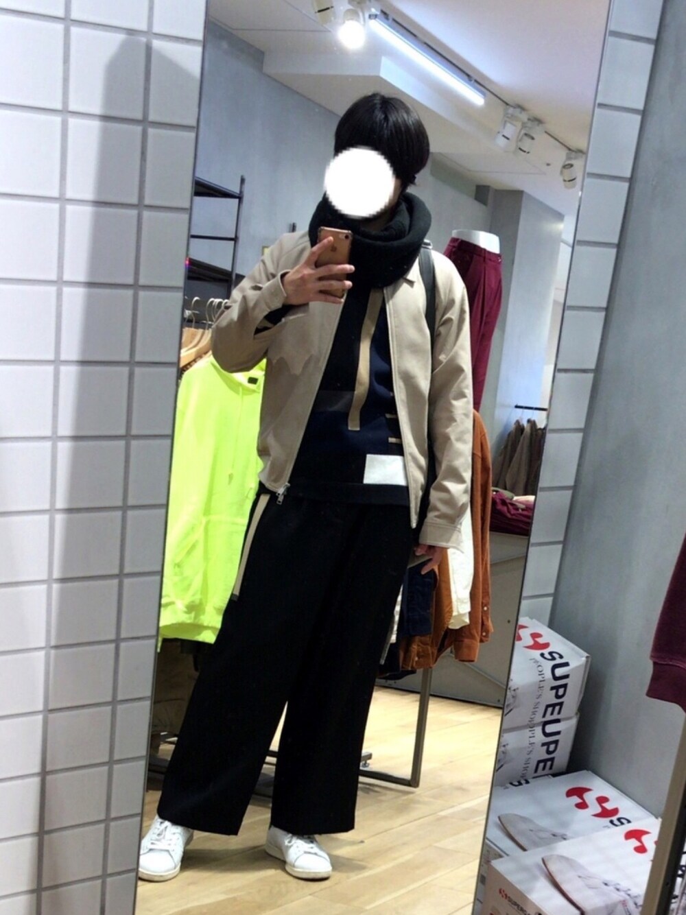 「冬コーデ、ワイドパンツ、ガチャベルト、スタンスミス」｜「Lui'sのアイテム（ストール/ショール、ブラック系）」を使った、Junさん（メンズ・170cm）の冬コーディネートの1枚目の写真