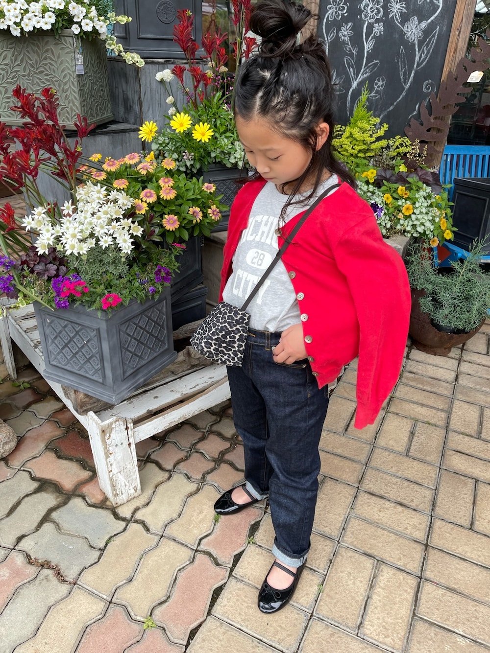「URBAN RESEARCH DOORSのアイテム（デニムパンツ、ブラック系）」を使った、cocoさん（キッズ・123cm）の春コーディネートの1枚目の写真