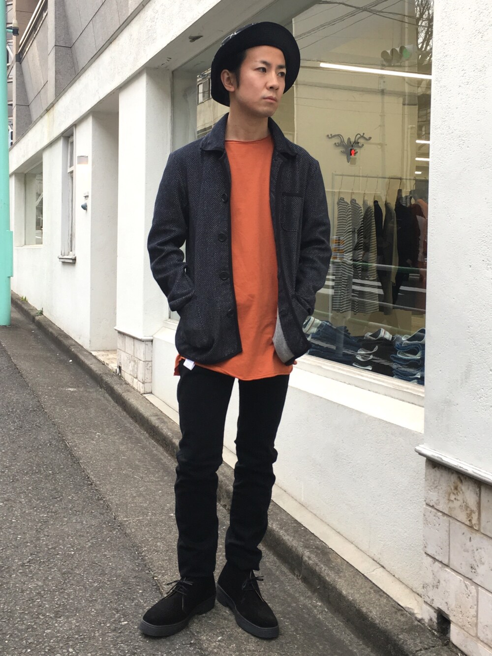 「factotum、春、オトナカジュアル、カジュアルコーデ、ootd、ニット、デニムパンツ、デニム、オレンジ、ブラック」｜「FACTOTUMのラッセルワークジャケット（カバーオール、その他）」を使った、Takahiro_Kudoseさん（メンズ・163cm）の冬コーディネートの1枚目の写真