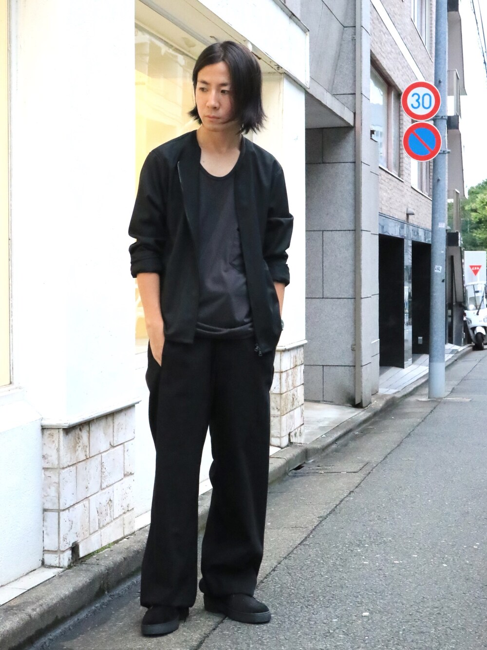 「factotum、シンプル、カジュアルコーデ、秋のコーデ、ブラック、オールブラック、シャツ、ノーカラーシャツ、ワイドパンツ、ワイドスラックス」｜「FACTOTUMの【VALLIS】ギャバストレッチ ZIPシャツ（シャツ/ブラウス、ブラック系）」を使った、Takahiro_Kudoseさん（メンズ・163cm）の夏コーディネートの1枚目の写真