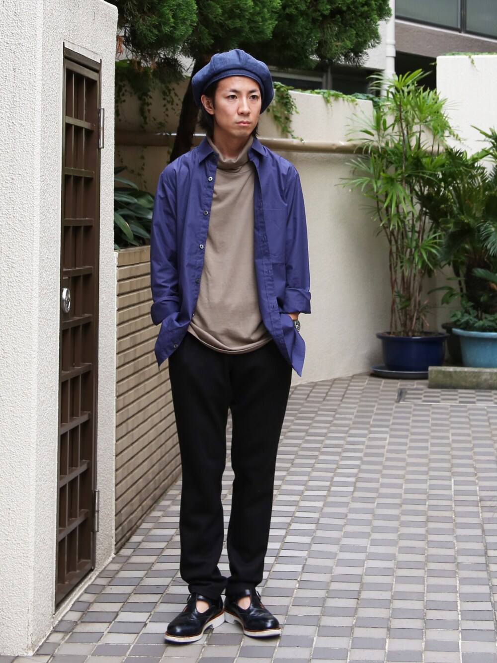 「factotum、大人カジュアル、きれいめカジュアル、カジュアル、ネイビー、ドレスシャツ、シャツスタイル、シャツ、イージーパンツ、ブラック」｜「FACTOTUMの【VALLIS】タイプライタードレスシャツ（シャツ/ブラウス、ブルー系）」を使った、Takahiro_Kudoseさん（メンズ・163cm）の夏コーディネートの1枚目の写真
