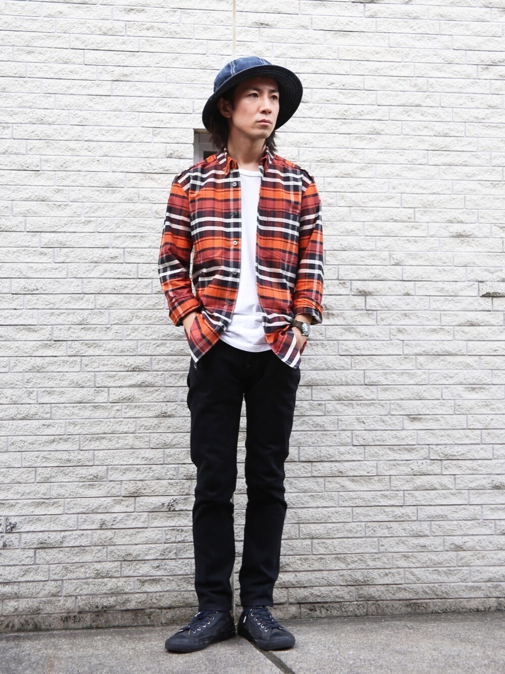 その他のシャツ/ブラウス、ブラック系のデニムパンツ、ホワイト系のその他を着用したメンズの秋コーディネートの1枚目の写真