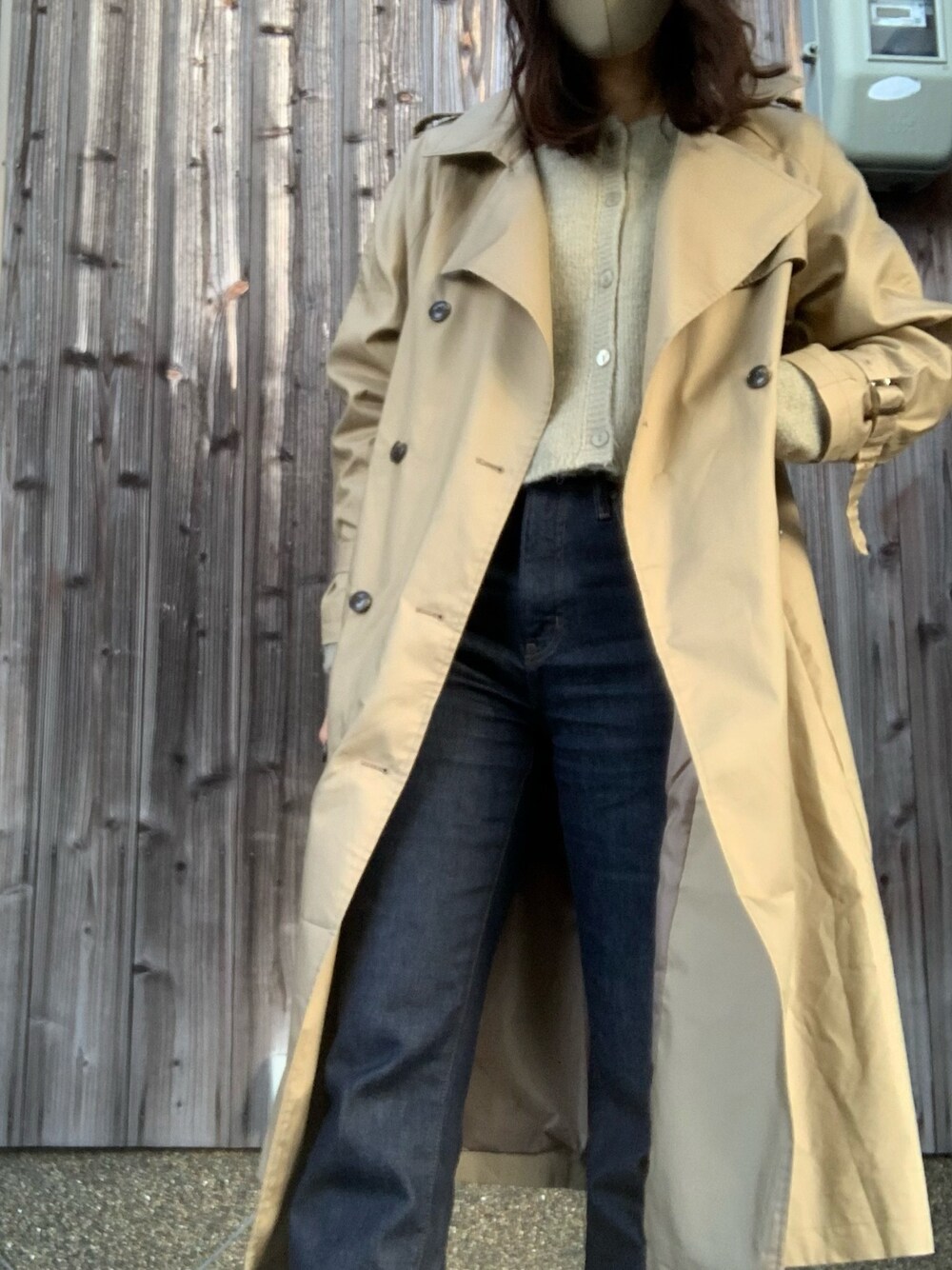 「シンプルコーデ、春コーデ、大人カジュアル、パンツスタイル、キレイめカジュアル、高身長女子、UNIQLO、デニム、ZARA、ローリーズファーム(LOWRYS FARM)」｜「LOWRYS FARMの軽トレンチコート　927893（トレンチコート、ブラウン系）」を使った、CHIHIROさん（レディース・170cm）の春コーディネートの1枚目の写真
