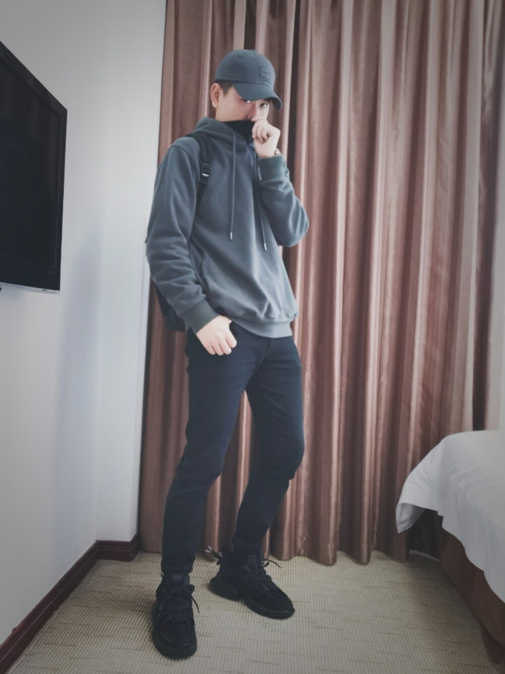 「MUJI Laboのアイテム（チノパンツ、ブラック系）」を使った、阿睿_Simonさん（メンズ・182cm）の冬コーディネートの1枚目の写真