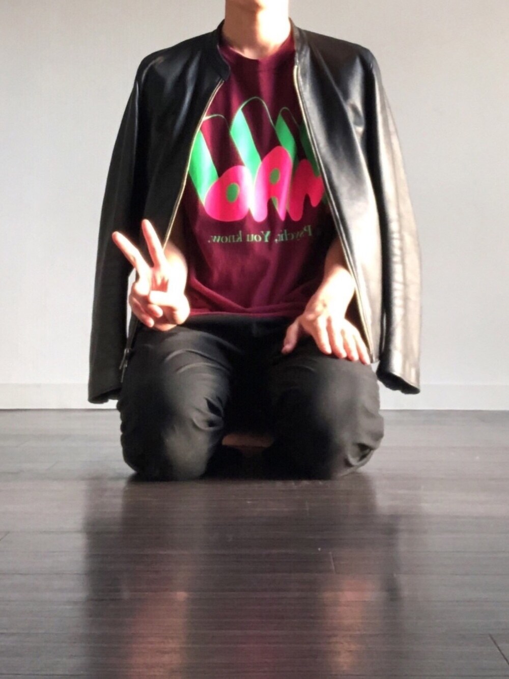 ブラック系のライダースジャケット、レッド系のTシャツ/カットソー、ブラック系のスラックスを着用したメンズの秋コーディネートの1枚目の写真