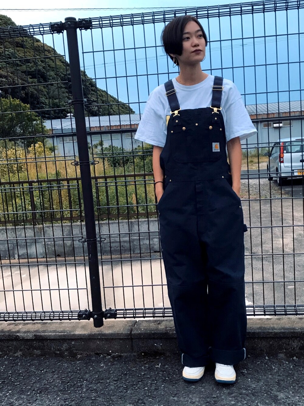 「春夏コーデ」｜「Carharttのアイテム（サロペット/オーバーオール、ブラック系）」を使った、みくみくはらりらさん（レディース・154cm）の春コーディネートの1枚目の写真