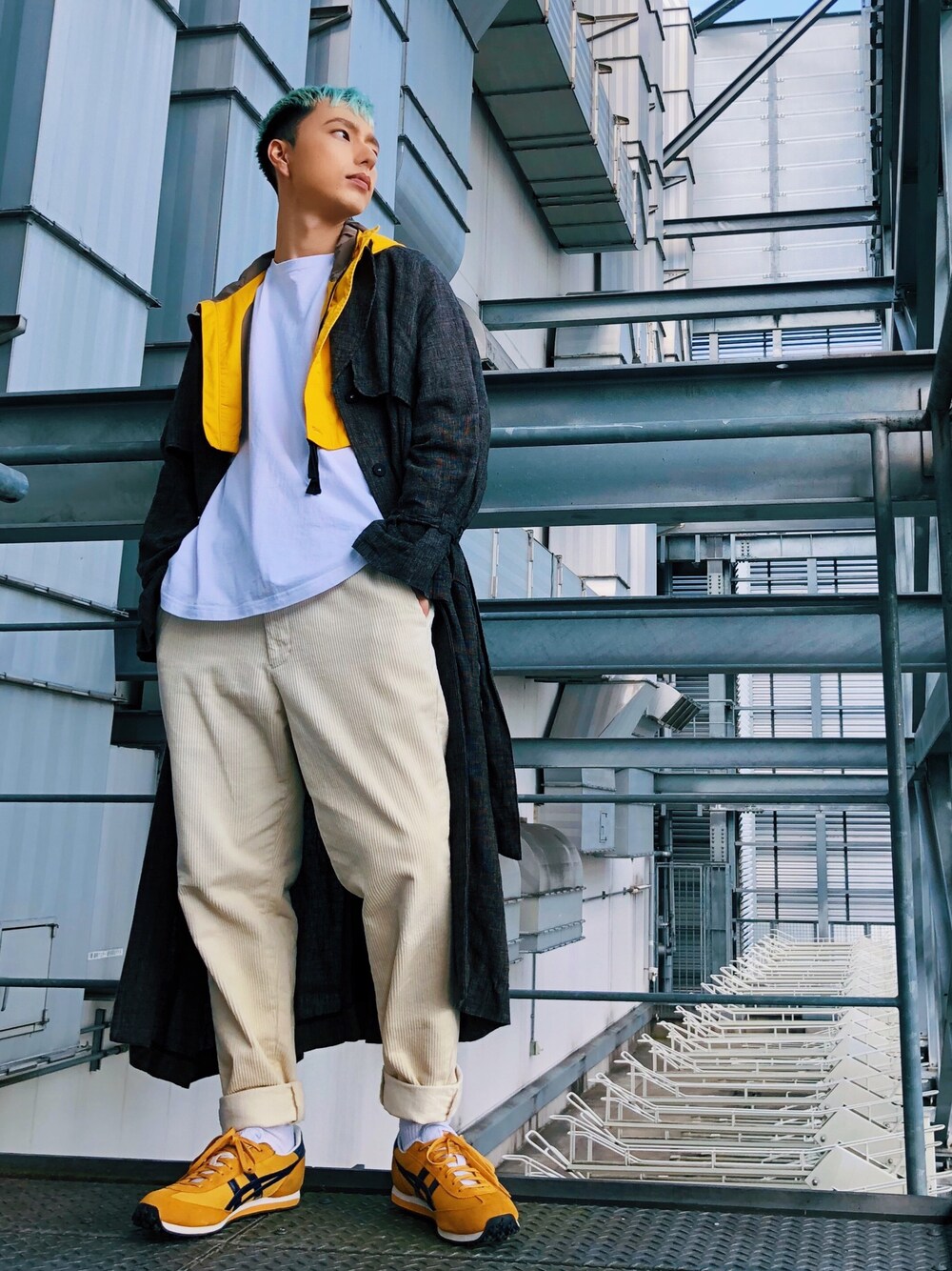 「秋コーデ、オーバーサイズ、ワイドパンツ、白Tシャツ、レイヤードスタイル、street、ベスト、コーデュロイ、コーデュロイパンツ、トレンチコート」｜「H&Mのアイテム（Tシャツ/カットソー、ホワイト系）」を使った、cloudomさん（メンズ・170cm）の秋コーディネートの1枚目の写真