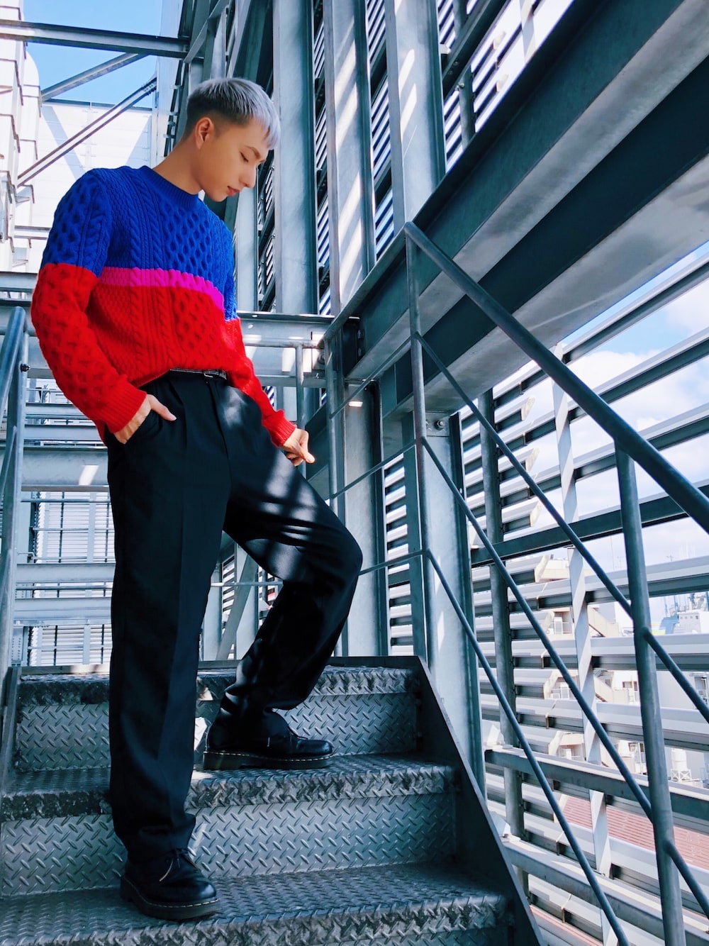 「マルチカラー、ニット、ケーブルニット、ビビットカラー、フロントイン、スラックス、Dr.Martens、大人カジュアル、キレイめ、KENZO」｜「KENZOのアイテム（ニット/セーター、その他）」を使った、cloudomさん（メンズ・170cm）の秋コーディネートの1枚目の写真