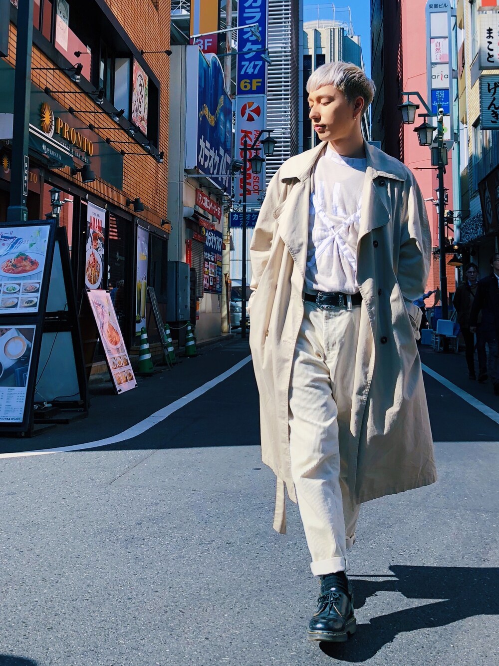 「ストリート服が好き、秋コーデ、ビッグシルエット、Dr.Martens、トーナル、ベージュ、トレンチコート、KENZO、コーデュロイ、コーデュロイパンツ」｜「KENZOのアイテム（シャツ/ブラウス、ベージュ系）」を使った、cloudomさん（メンズ・170cm）の秋コーディネートの1枚目の写真