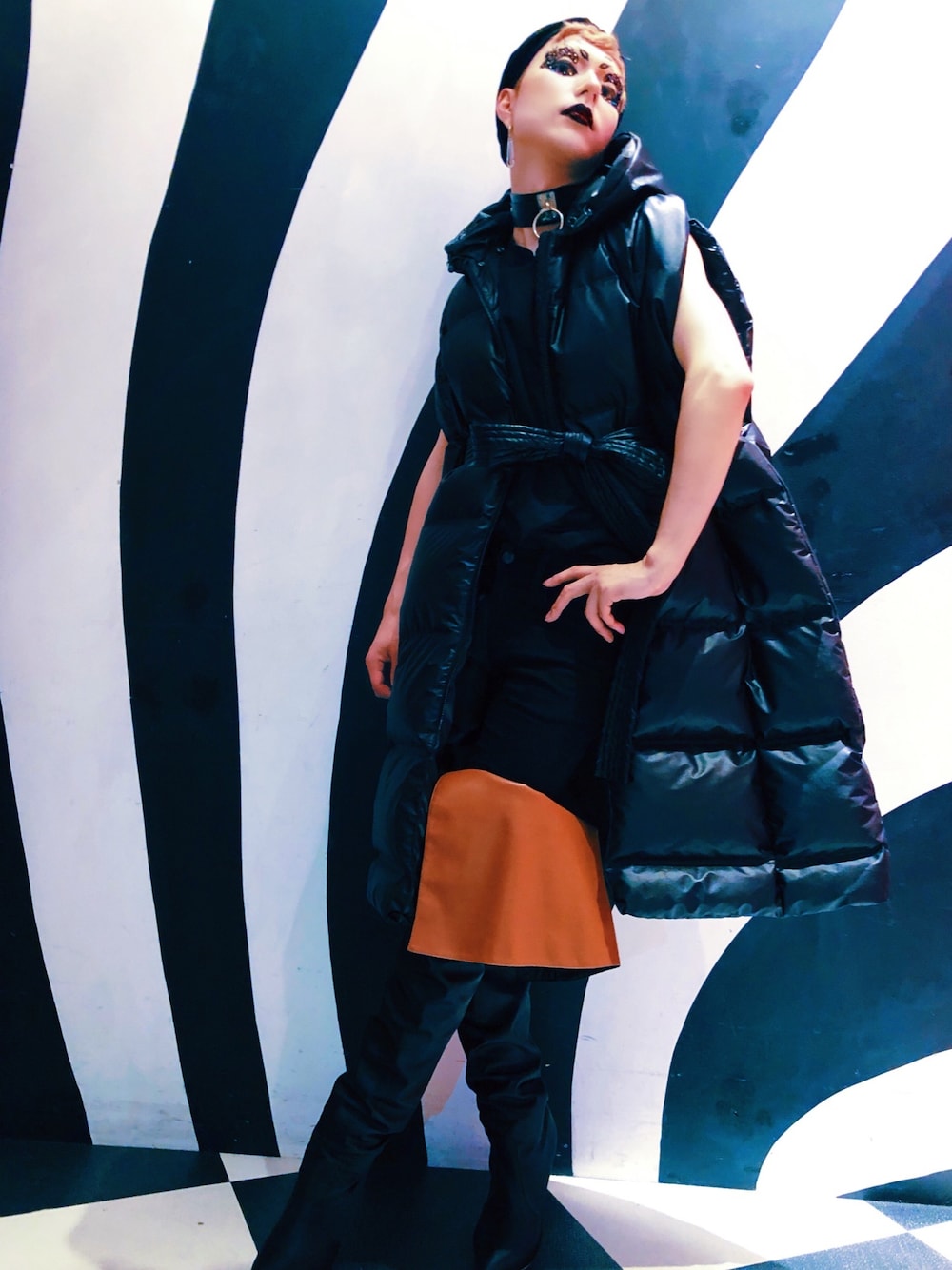 「wearhalloween2019、キレイめ、モノトーンコーデ、ダウンベスト、オールブラック、サイハイブーツ、チョーカー、モード、パーティースタイル、ジェンダーニュートラル」｜「H&Mのアイテム（ダウンベスト、ブラック系）」を使った、cloudomさん（メンズ・170cm）の秋コーディネートの1枚目の写真