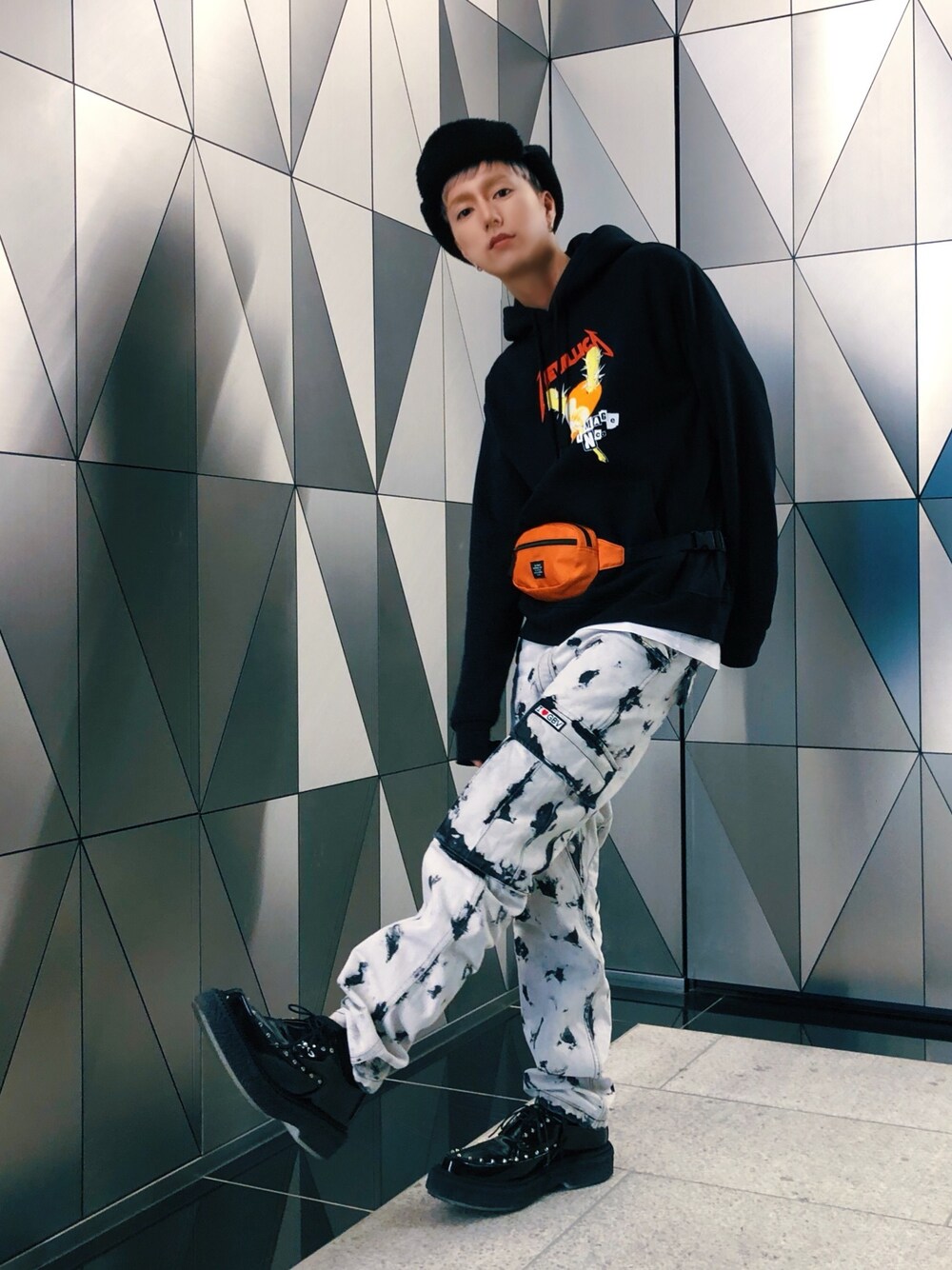 「年末WEAR感謝祭、秋冬コーデ、プチプラ、モノトーン、METALLICA、ウエストポーチ、パーカー、ケミカルウォッシュ、フライトキャップ、エナメルシューズ」｜「H&M DIVIDEDのアイテム（パーカー、ブラック系）」を使った、cloudomさん（メンズ・170cm）の冬コーディネートの1枚目の写真