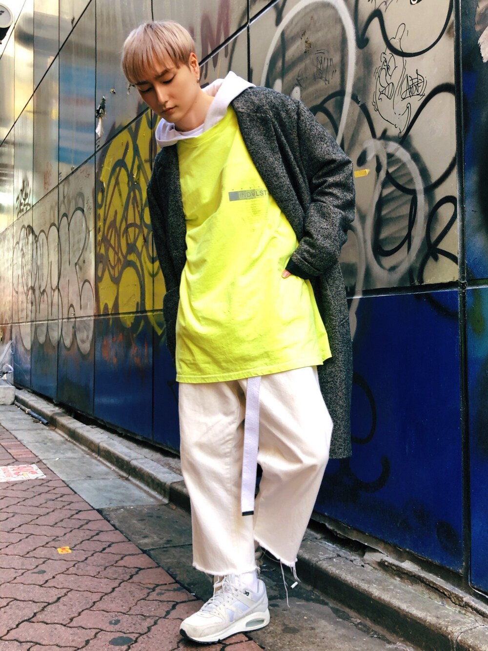 「春、パステル映える春、スニーカー、street、streetstyle、ネオンカラー、ワイドパンツ、クロップドパンツ、オーバーサイズ、きれいめカジュアル」｜「INDVLSTのアイテム（Tシャツ/カットソー、イエロー系）」を使った、cloudomさん（メンズ・170cm）の春コーディネートの1枚目の写真