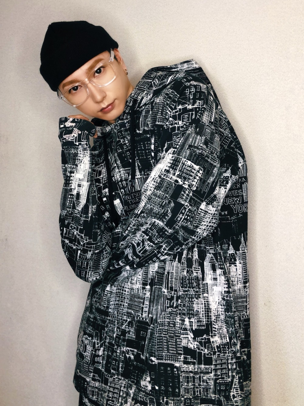 「おうちファッション、シンプル、ビッグシルエット、ゆるコーデ、リラックススタイル、オーバーサイズ、黒、部屋撮り、ビーニー、クリアサンダル」｜「H&Mのアイテム（ニットキャップ/ビーニー、ブラック系）」を使った、cloudomさん（メンズ・170cm）の春コーディネートの1枚目の写真