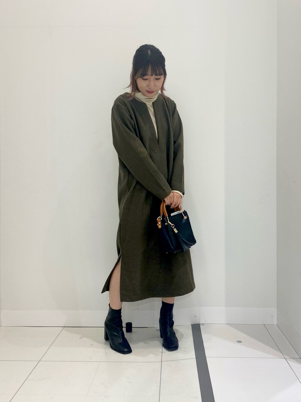 「ショートブーツ、タートルネック、ワンピース、プチプラ、シンプル、ロデスコ、RODE SKO、センスオブプレイス、SENSEOFPLACE」｜「SENSE OF PLACE by URBAN RESEARCHのカフタンキモウカットワンピース（ワンピース、グリーン系）」を使った、naoさん（レディース・158cm）の秋コーディネートの1枚目の写真