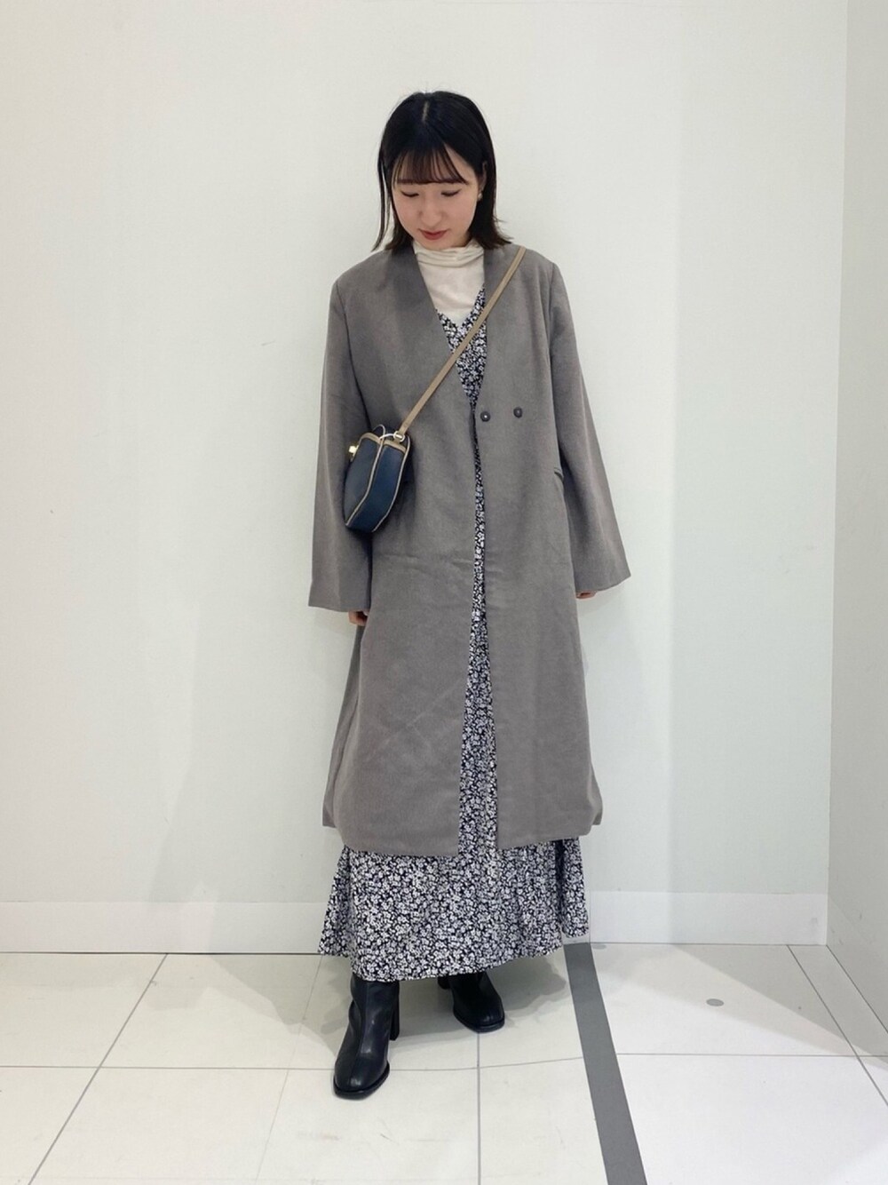 「オトナカジュアル、シンプルコーデ、あったかコーデ、プチプラコーデ、花柄ワンピース、ノーカラーコート、ショートブーツ、センスオブプレイス、SENSEOFPLACE」｜「SENSE OF PLACE by URBAN RESEARCHのウールビーバーノーカラーコート（ノーカラーコート、ブラウン系）」を使った、naoさん（レディース・158cm）の冬コーディネートの1枚目の写真