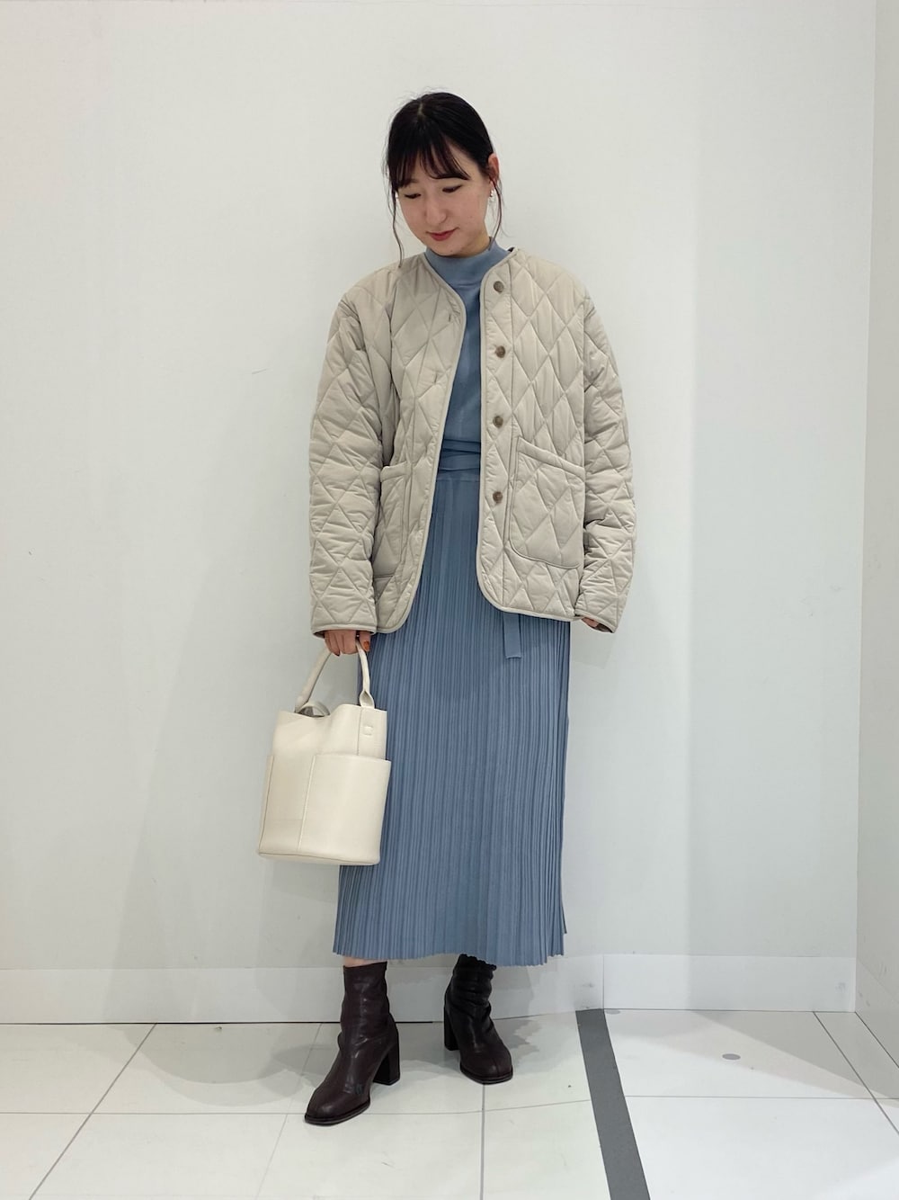 「シンプルコーデ、プチプラ、ブーツ、ショートブーツ、キルティングジャケット、キルティングコート、ワンピース、ニットワンピース、センスオブプレイス、SENSEOFPLACE」｜「SENSE OF PLACE by URBAN RESEARCHのキルティングショートコート（ノーカラージャケット、ベージュ系）」を使った、naoさん（レディース・158cm）の冬コーディネートの1枚目の写真