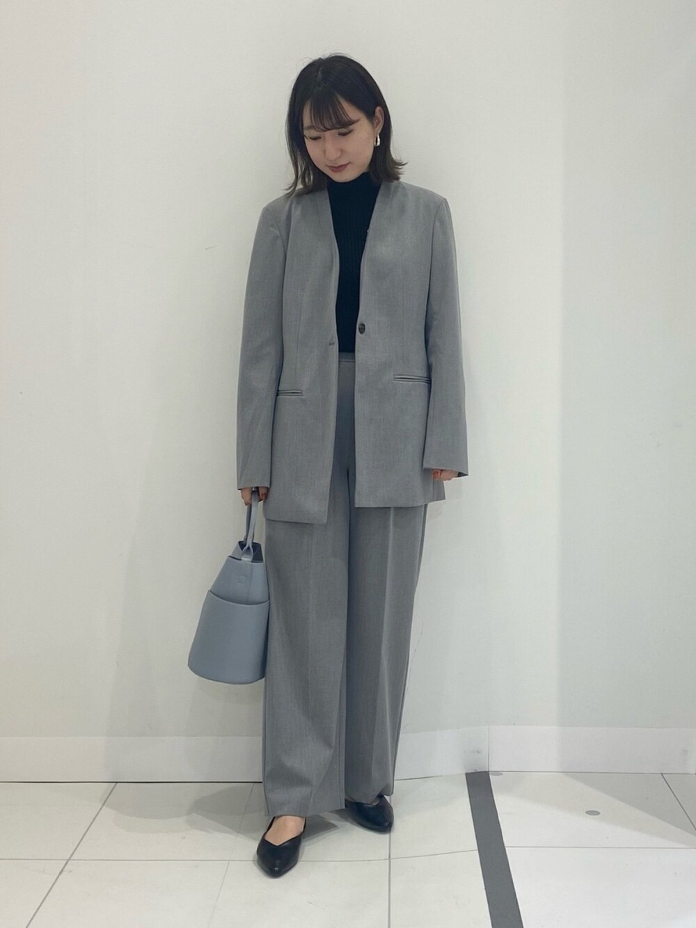 「きれいめカジュアル、オトナ女子、セットアップ、プチプラ、ワイドパンツ、ノーカラージャケット、タートルネック、センスオブプレイス、SENSEOFPLACE」｜「SENSE OF PLACE by URBAN RESEARCHのノーカラージャケット（ノーカラージャケット、グレー系）」を使った、naoさん（レディース・158cm）の冬コーディネートの1枚目の写真