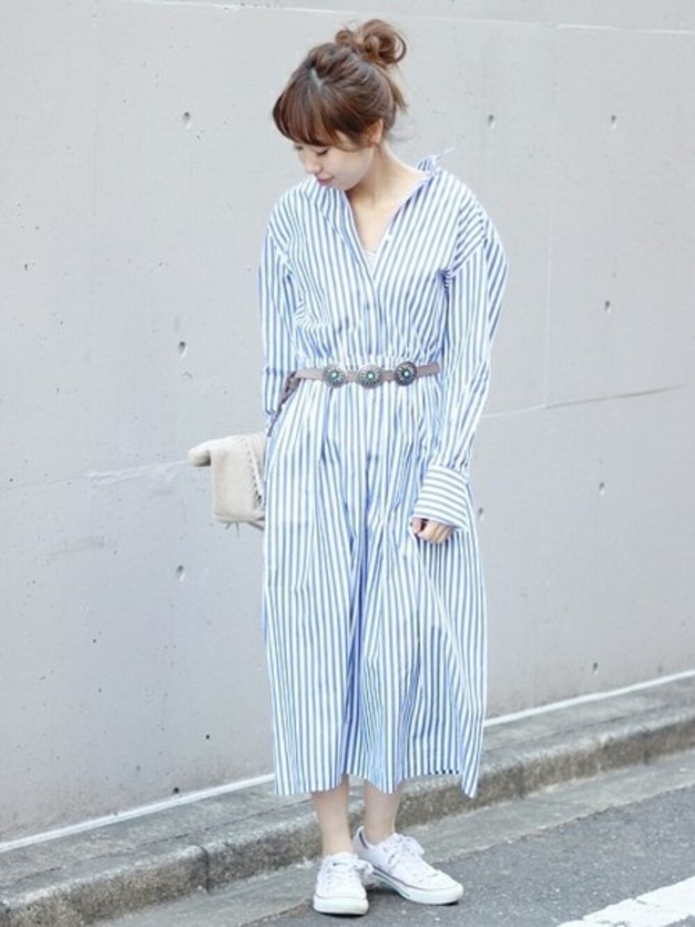 「ワンピース、バッグ、ストライプ、フリンジ、ベルト、春コーデ、カジュアルコーデ、Spick & Span」｜「Spick & Spanのストライプ シャツワンピース◆（シャツワンピース、ブルー系）」を使った、さく*さん（レディース・162cm）の冬コーディネートの1枚目の写真