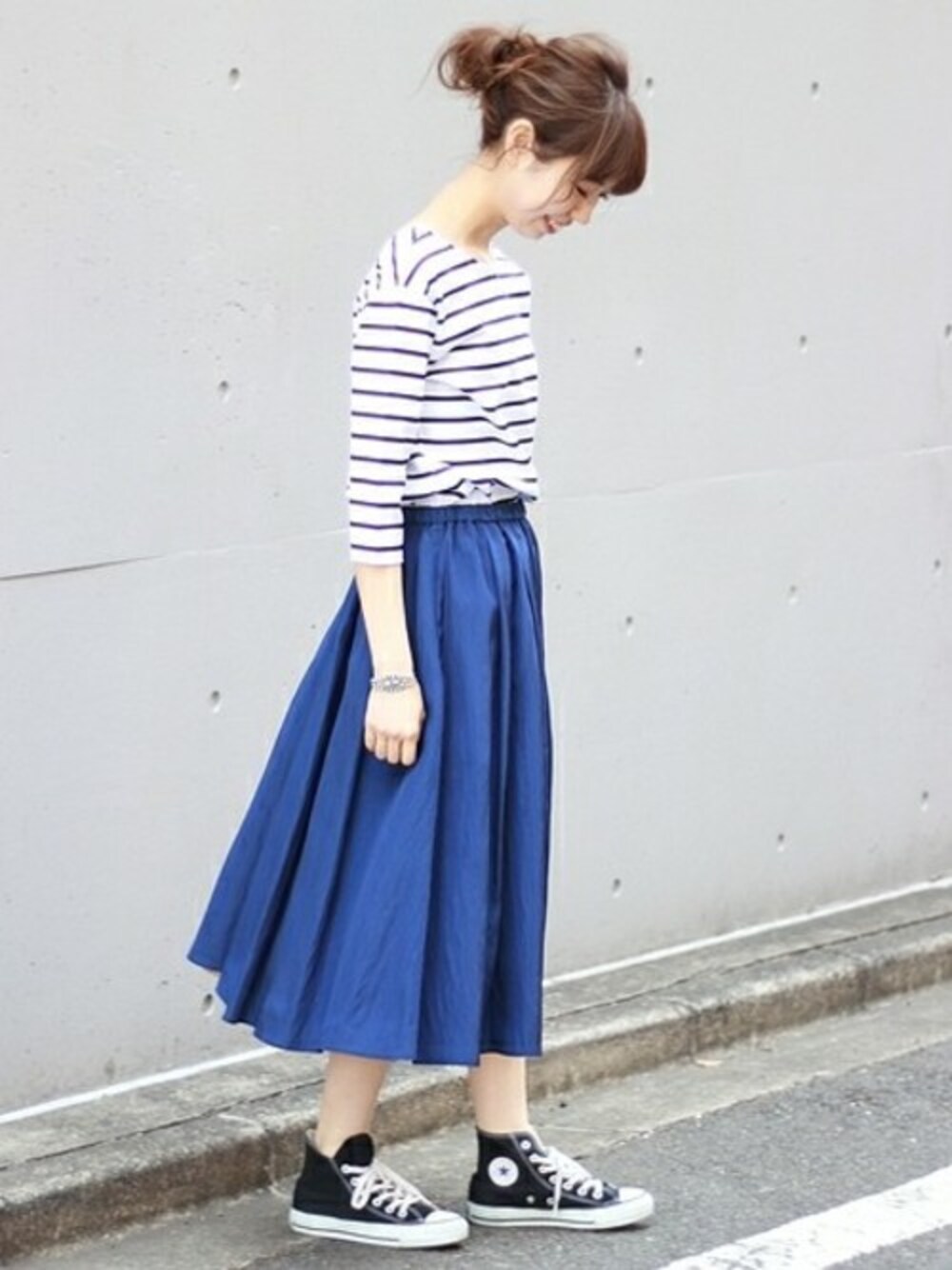「スニーカー、スカート、ボーダー、ショルダーバッグ、converse、プルオーバー、大人カジュアル、allstar、Spick & Span(Spick & Span)、arron」｜「Spick & Spanの【CLASSY.5月号掲載】カプリスギザボーダープルオーバー◆（Tシャツ/カットソー、ホワイト系）」を使った、さく*さん（レディース・162cm）の春コーディネートの1枚目の写真