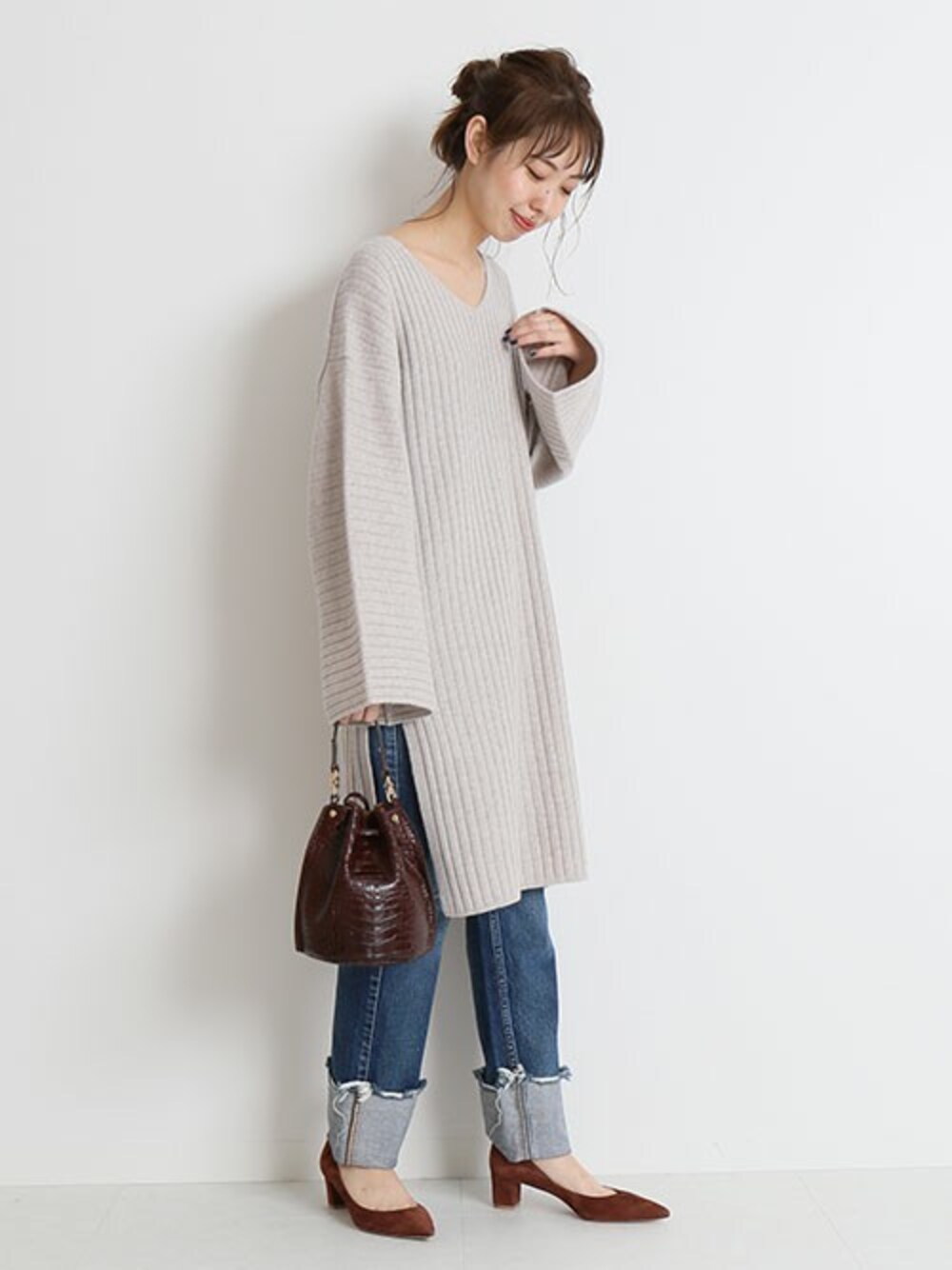 「デニム、Vネック、大人カジュアル、二ットワンピース、リブニット、冬服、秋コーデ、スリットワンピース、太めロールアップ、upper hights」｜「Spick & SpanのAIRWOOL リブワンピース◆（ワンピース、グレー系）」を使った、さく*さん（レディース・161cm）の秋コーディネートの1枚目の写真