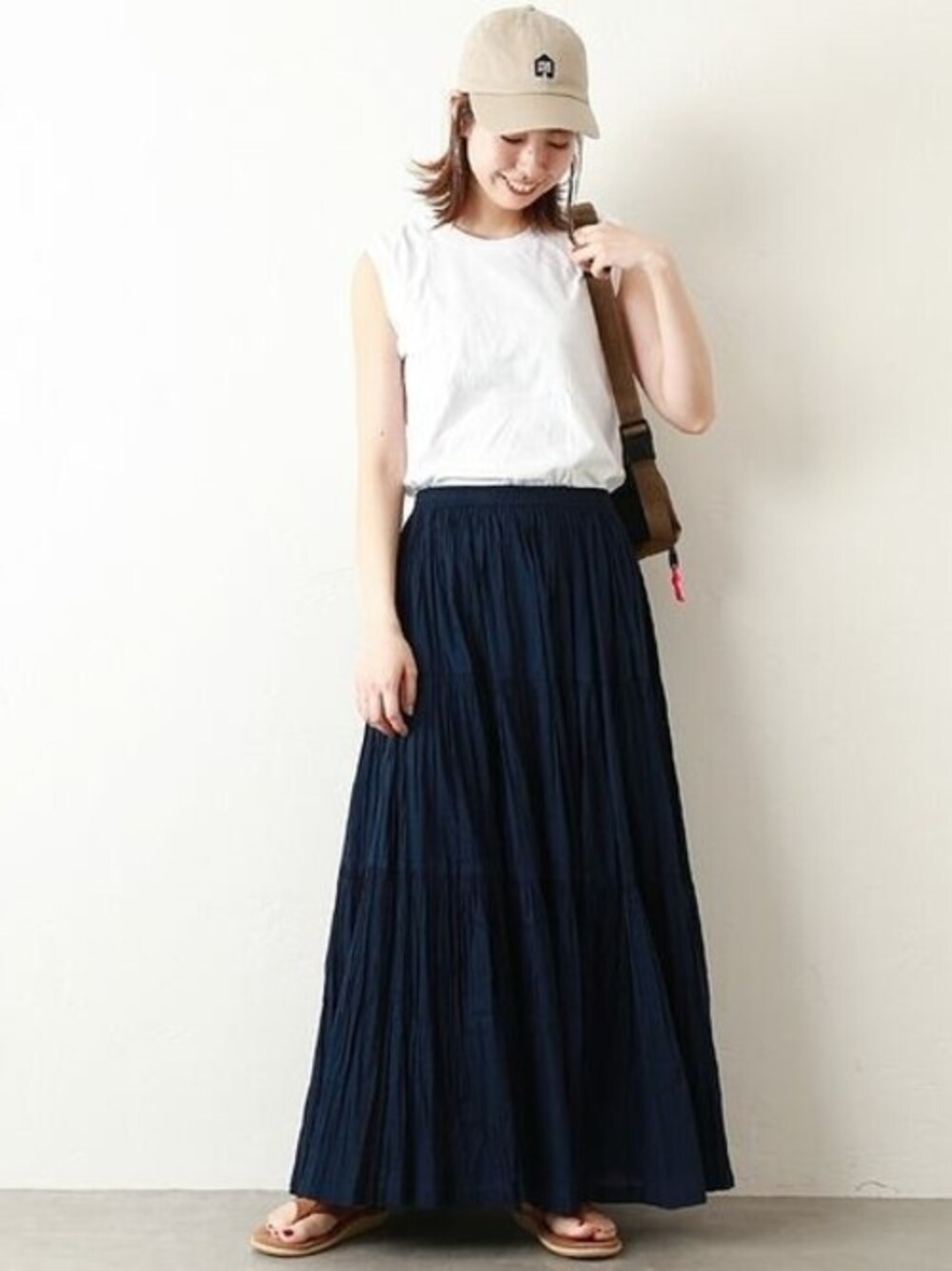 「カジュアル、キャップ、大人カジュアル、マキシスカート、夏コーデ、BBQ、ロングヘア、Hanes、Spick & Span(Spick & Span)、Hanes パックＴ」｜「Spick & Spanの≪予約≫コットンマキシスカート2◆（スカート、その他）」を使った、さく*さん（レディース・161cm）の夏コーディネートの1枚目の写真