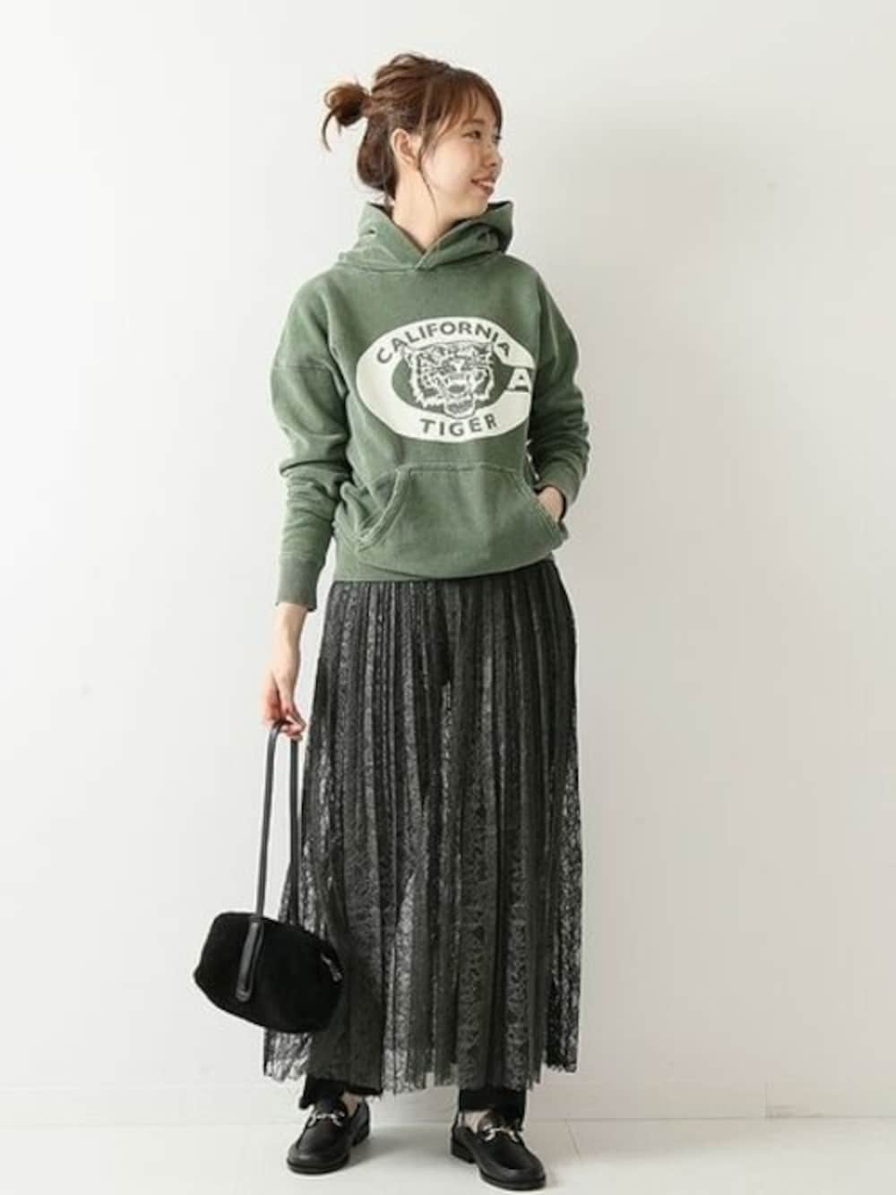「カジュアル、パーカー、秋のコーデ、スエット、レイヤードスタイル、大人カジュアル、レーススカート、Spick & Span(Spick & Span)」｜「Spick & Spanの*【MIXTA】HOODIE(CA TIGER)◆（スウェット、グリーン系）」を使った、さく*さん（レディース・161cm）の秋コーディネートの1枚目の写真