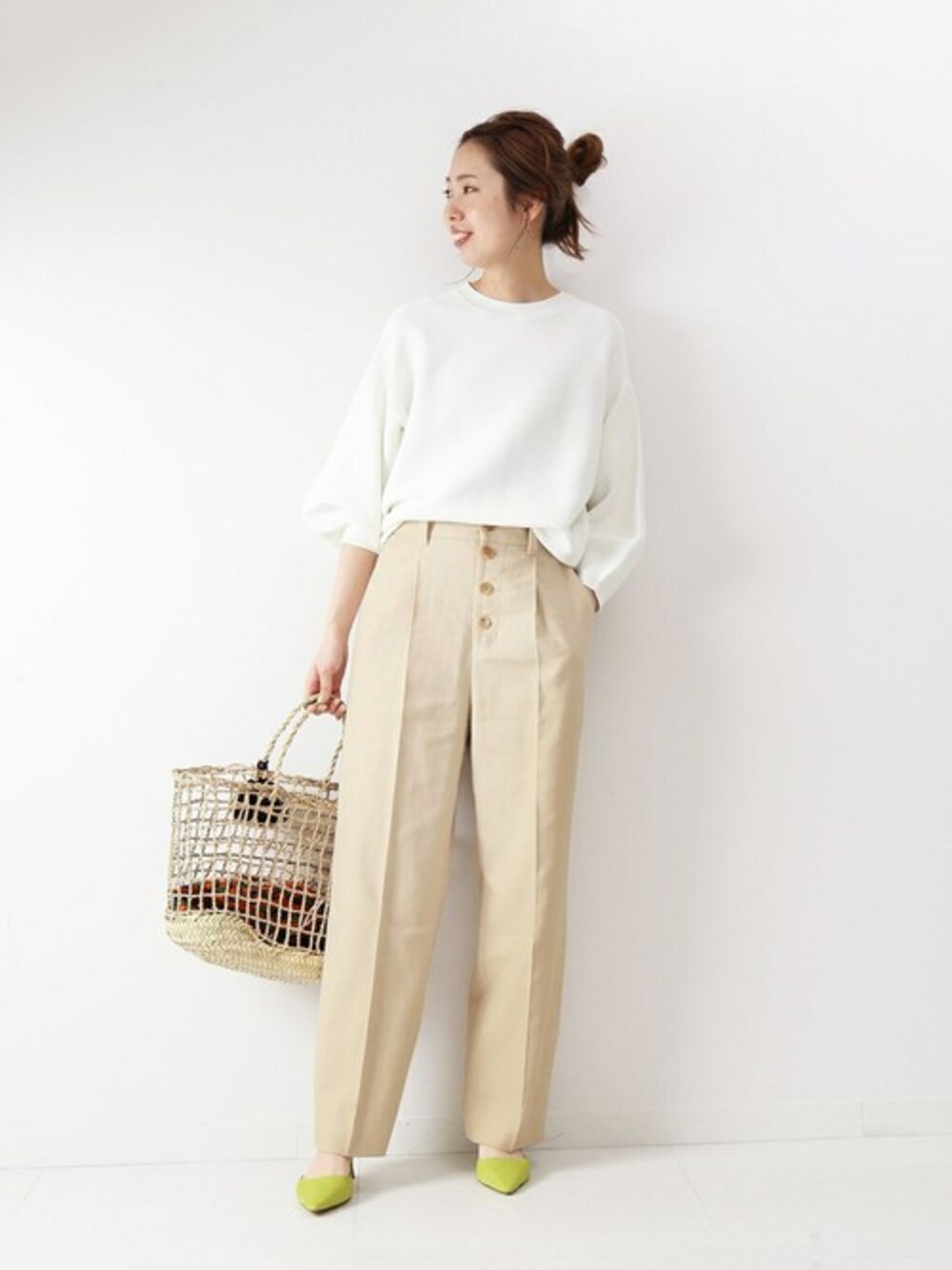 「テーパードパンツ、パンプス、大人カジュアル、パンツスタイル、春コーデ、Spick & Span(Spick & Span)、ボリュームニット」｜「Spick & Spanのリネンストレッチフロントボタンパンツ◆（その他パンツ、ベージュ系）」を使った、さく*さん（レディース・161cm）の冬コーディネートの1枚目の写真