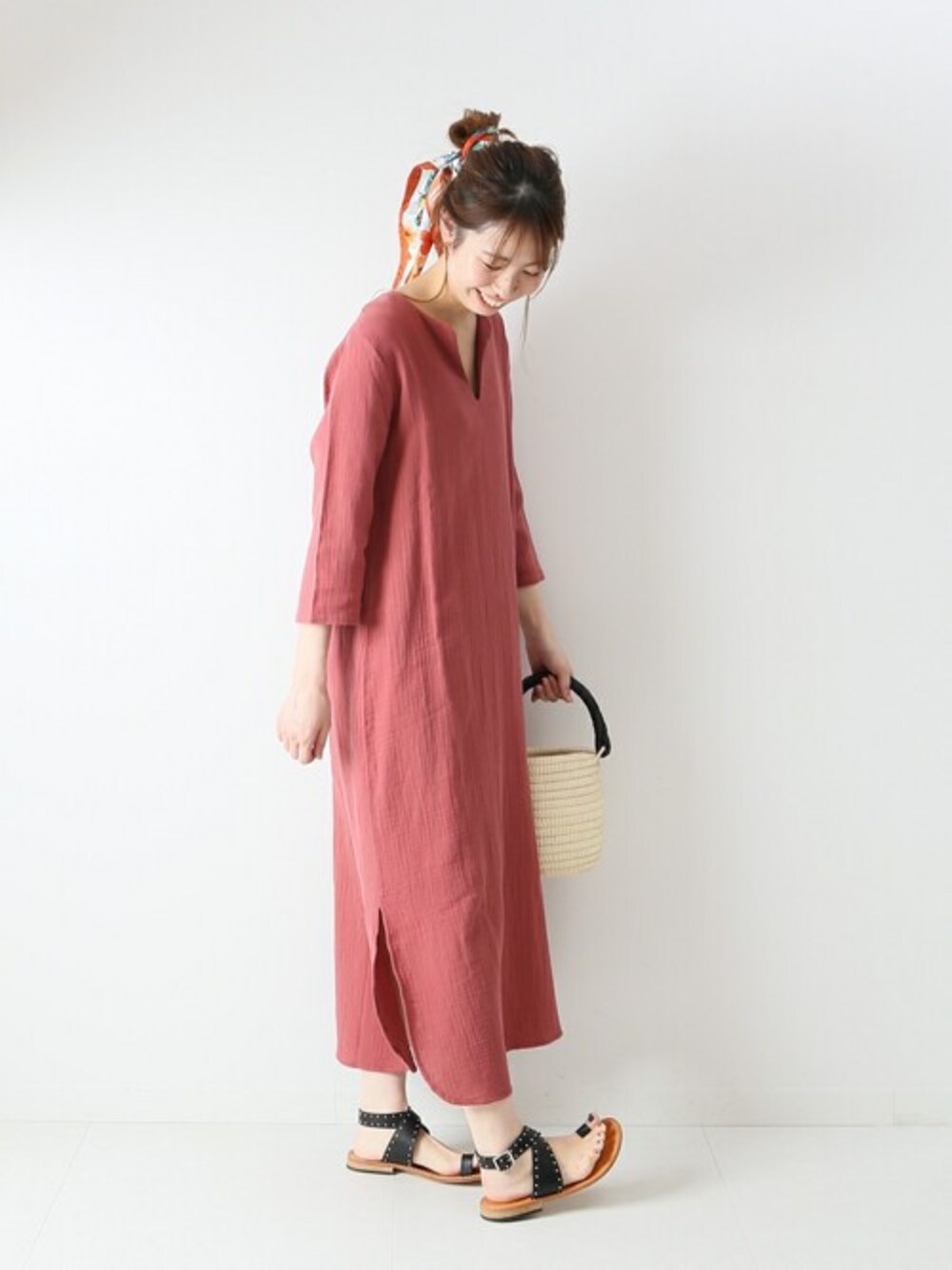 「ワンピース、リラックススタイル、スピック＆スパン、Spick & Span(Spick & Span)、おうち時間」｜「Spick & Spanの【MAU LOA】GUADALMAR KAFTAN◆（ワンピース、レッド系）」を使った、さく*さん（レディース・161cm）の春コーディネートの1枚目の写真