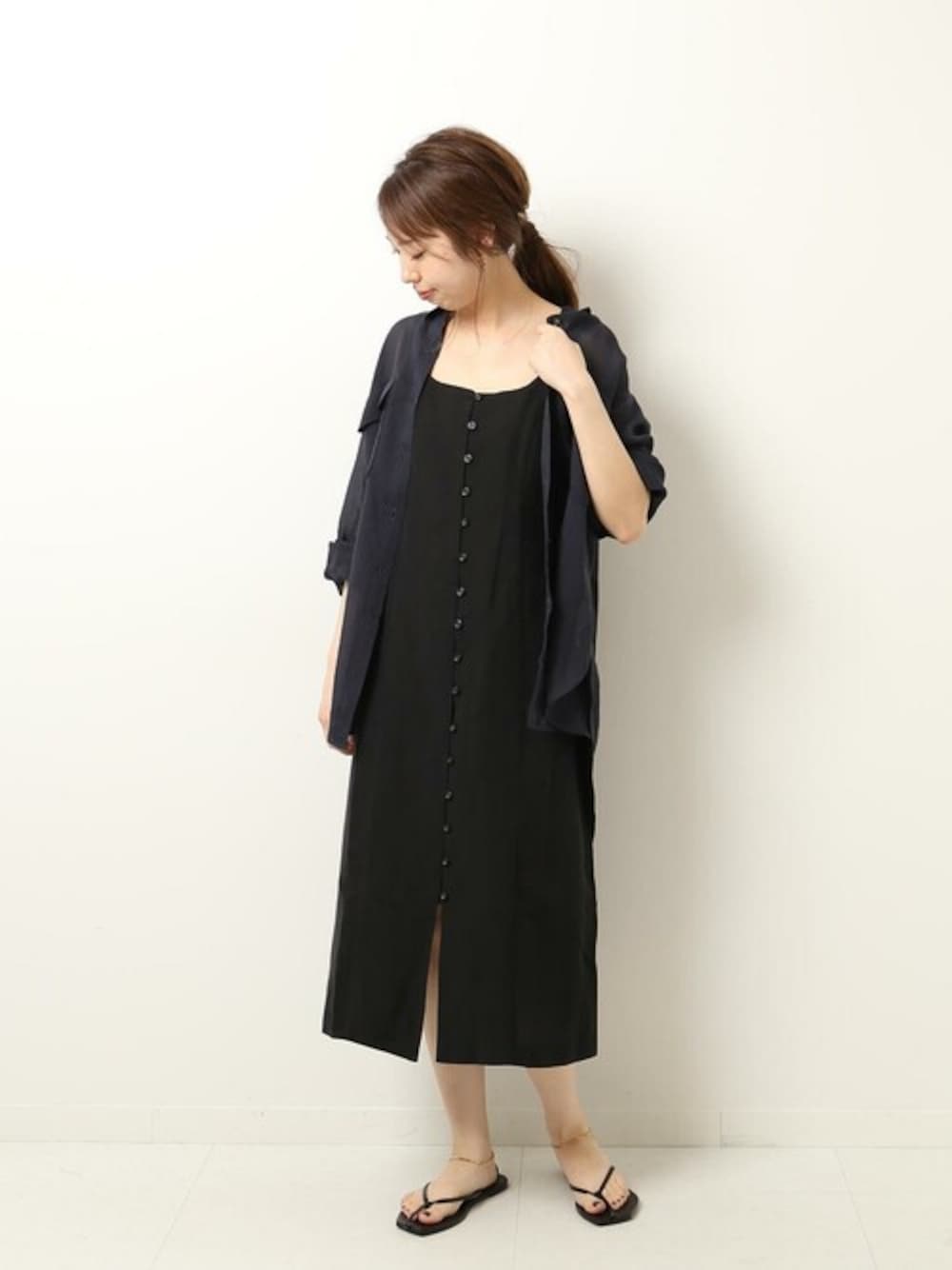 「ワンピース、シャツ、ブラック、ネイビー、サンダル、スピック＆スパン、Spick & Span(Spick & Span)」｜「Spick & Spanの【ST.AGNI】 GHITA DRESS◆（ワンピース、ブラック系）」を使った、さく*さん（レディース・161cm）の夏コーディネートの1枚目の写真