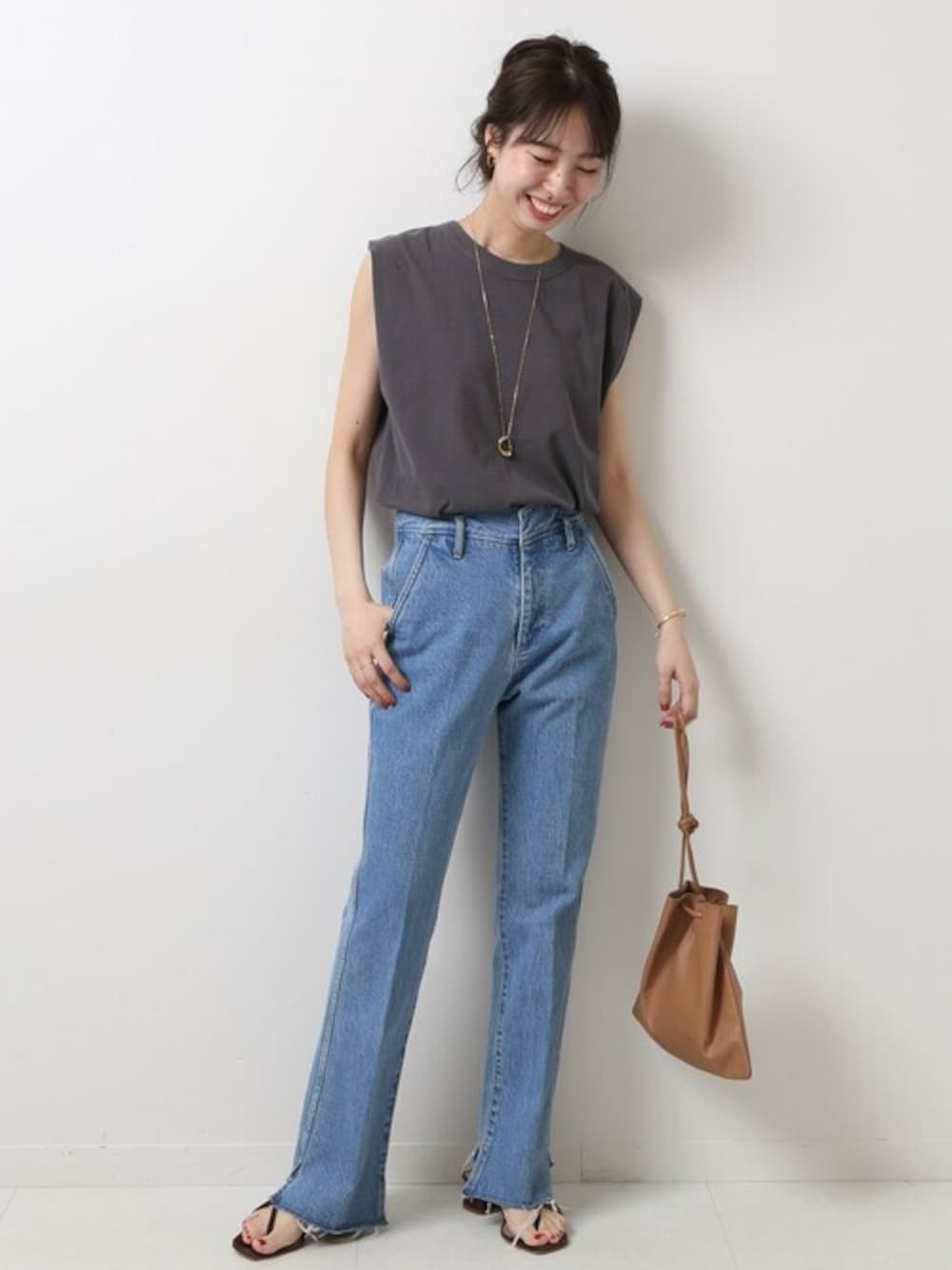 「デニム、大人カジュアル、デニムパンツ、タンクトップ、春、春夏コーデ、デニムコーデ、スリットデニム」｜「Spick & Spanの【ATON】FRESCAタンクトップ◆（タンクトップ、グレー系）」を使った、さく*さん（レディース・161cm）の春コーディネートの1枚目の写真