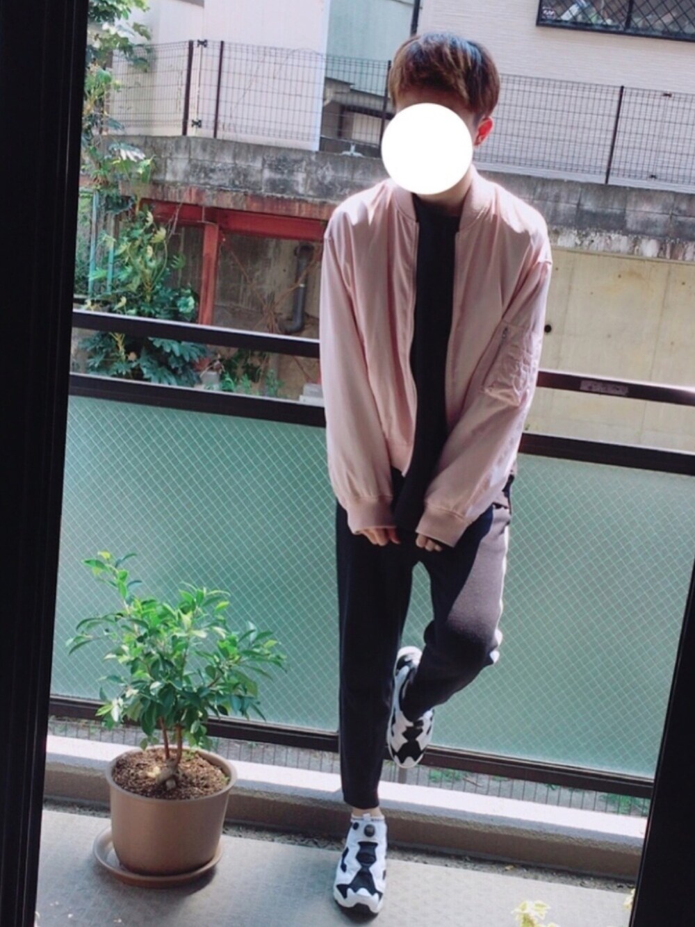 ピンク系のMA-1、ブラック系のTシャツ/カットソー、ブラック系のその他パンツを着用したメンズの春コーディネートの1枚目の写真
