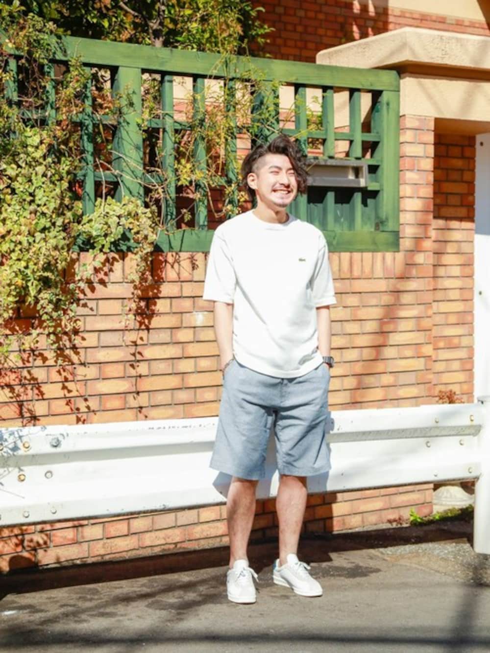「シンプル、LACOSTE、白、ラフ、ラコステ、サマーニット、半パン、半袖シャツ」｜「LACOSTEの成形横編みニットTシャツ（Tシャツ/カットソー、ホワイト系）」を使った、Yokogawaさん（メンズ・172cm）の春コーディネートの1枚目の写真
