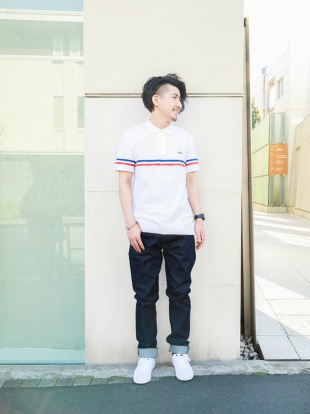 「スニーカー、デニム、LACOSTE、白、デニムパンツ、白スニーカー、ポロシャツ、ラコステ、エレガント、フランス」｜「LACOSTEの『MADE IN FRANCE』トリプルカラーライン切り替えスリムポロ（ポロシャツ、ホワイト系）」を使った、Yokogawaさん（メンズ・172cm）の春コーディネートの1枚目の写真