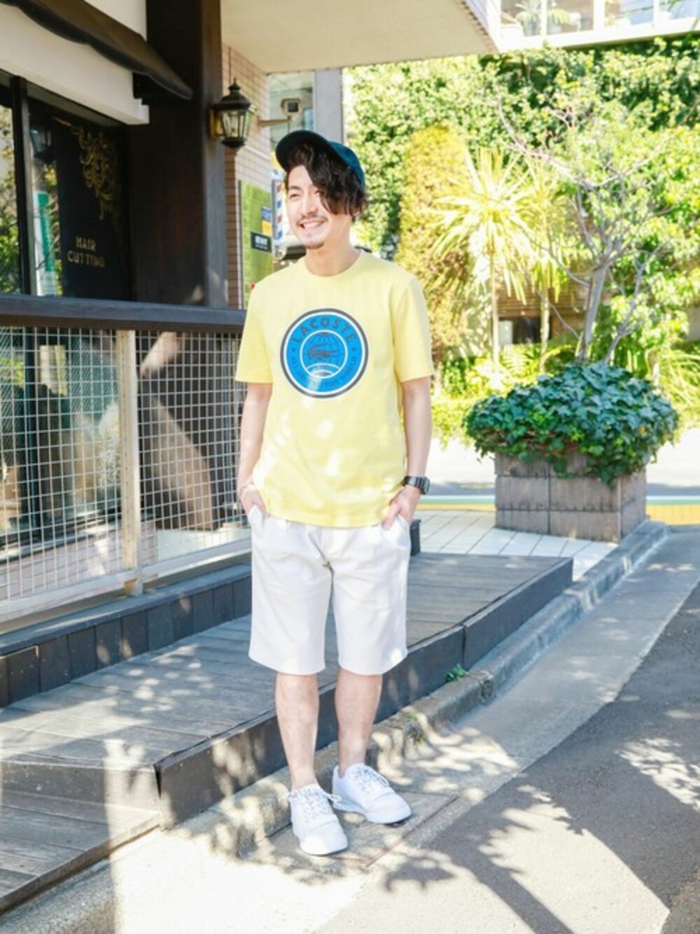 「スニーカー、カジュアル、イエロー、キャップ、Tシャツ、LACOSTE、ラコステ、カジュアルコーデ、サマースタイル、LACOSTEL!VE」｜「LACOSTE L!VEの『LACOSTE L!VE』サークルロゴプリントTシャツ（Tシャツ/カットソー、イエロー系）」を使った、Yokogawaさん（メンズ・172cm）の夏コーディネートの1枚目の写真