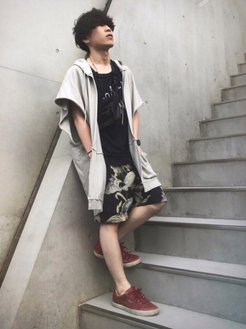 「古着MIX、パーカー、ノースリーブ、柄パンツ、ハーフパンツ、花柄、スニーカー、ウエストポーチ、ゆるコーデ、ビッグシルエット」｜「HAIDER ACKERMANNのアイテム（パーカー、ホワイト系）」を使った、ふぬけさん（メンズ・165cm）の夏コーディネートの1枚目の写真
