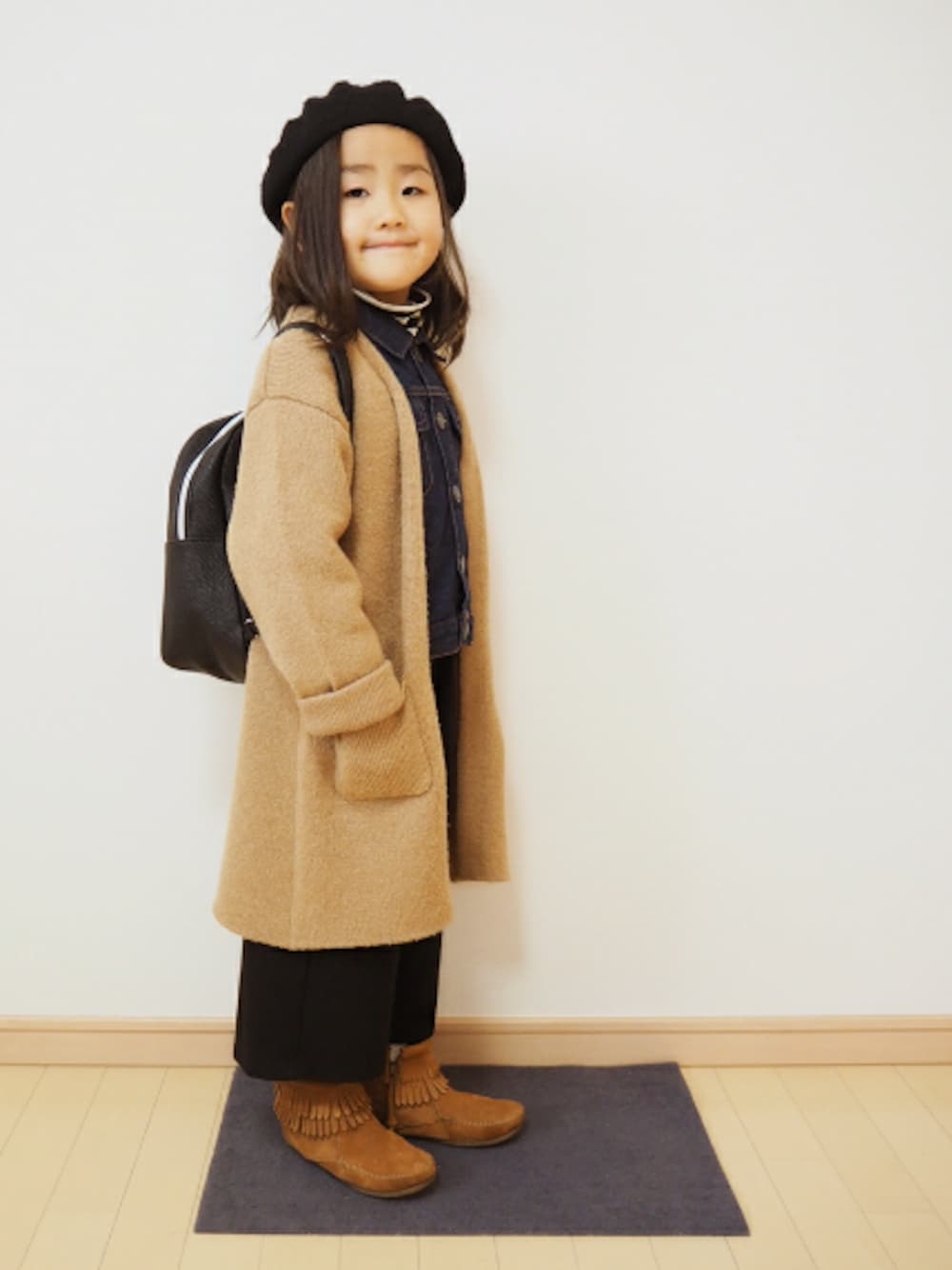 「キッズコーデ、おんなのこ、デニムジャケット、ミネトンカ、ベレー帽、コーディガン、6歳、グローバルワーク(GLOBAL WORK)、ライトオン」｜「GLOBAL WORKの【キッズ】ニットコーディガン/741693（カーディガン/ボレロ、ベージュ系）」を使った、☆Y☆さん（キッズ・110cm）の冬コーディネートの1枚目の写真