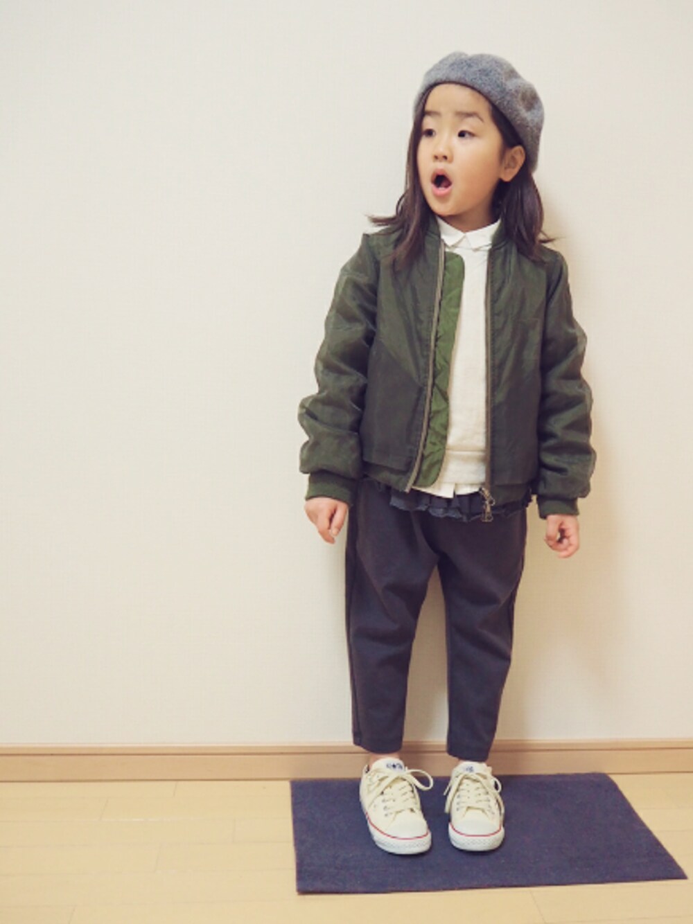 「キッズコーデ、ベレー帽、MA-1、グレー、スリッポン、コンバース、女の子、6歳、シャツ×スウェット」｜「toi toi toiのアイテム（パンツ、グレー系）」を使った、☆Y☆さん（キッズ・110cm）の冬コーディネートの1枚目の写真