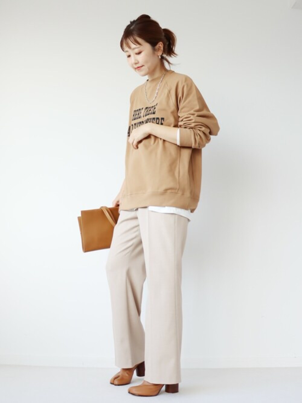ホワイト系のTシャツ/カットソー、ベージュ系のその他パンツ、イエロー系のTシャツ/カットソーを着用したレディースの秋コーディネートの1枚目の写真