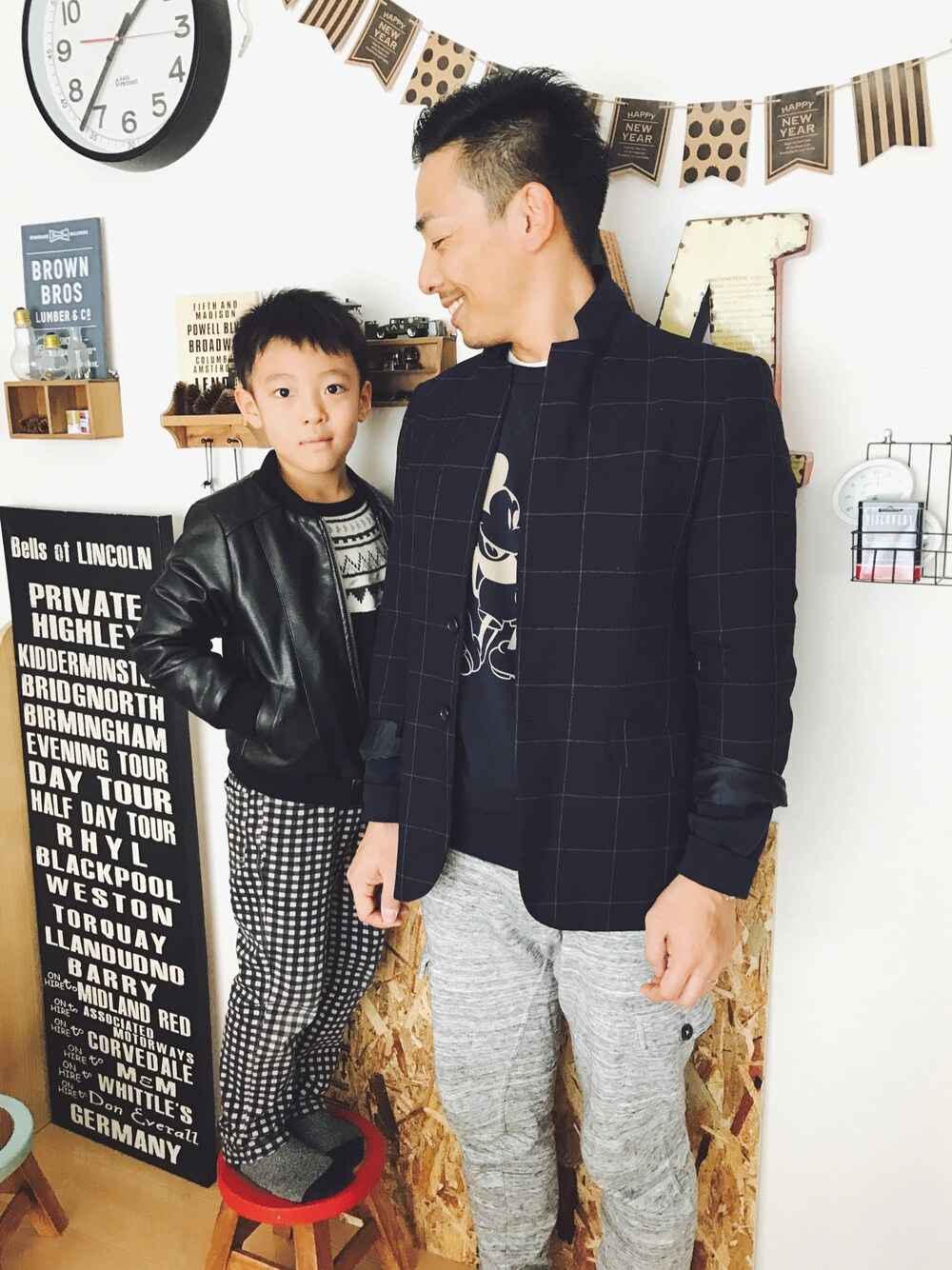 「パパと息子、プチプラ、休日スタイル」｜「UNIQLOのアイテム（スウェット、ブルー系）」を使った、みつわさん（キッズ・100cm）の春コーディネートの1枚目の写真