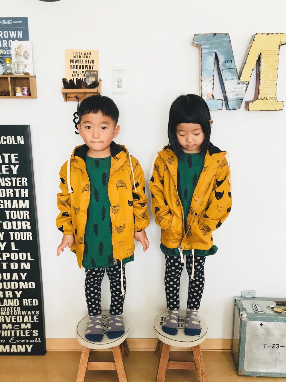 「マウンテンパーカー、柄×柄、ユニクロレギンス、4歳、男女双子、年中」｜「no brandのアイテム（マウンテンパーカー、イエロー系）」を使った、みつわさん（キッズ・110cm）の春コーディネートの1枚目の写真