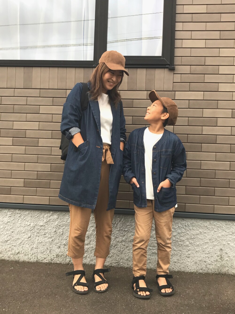 「秋のブラウンスタイル、秋コーデ、親子コーデ、親子でおそろい、2年生、ママと息子、GU、デニム、ブラウン」｜「しまむらのアイテム（デニムジャケット、ブルー系）」を使った、みつわさん（キッズ・110cm）の秋コーディネートの1枚目の写真