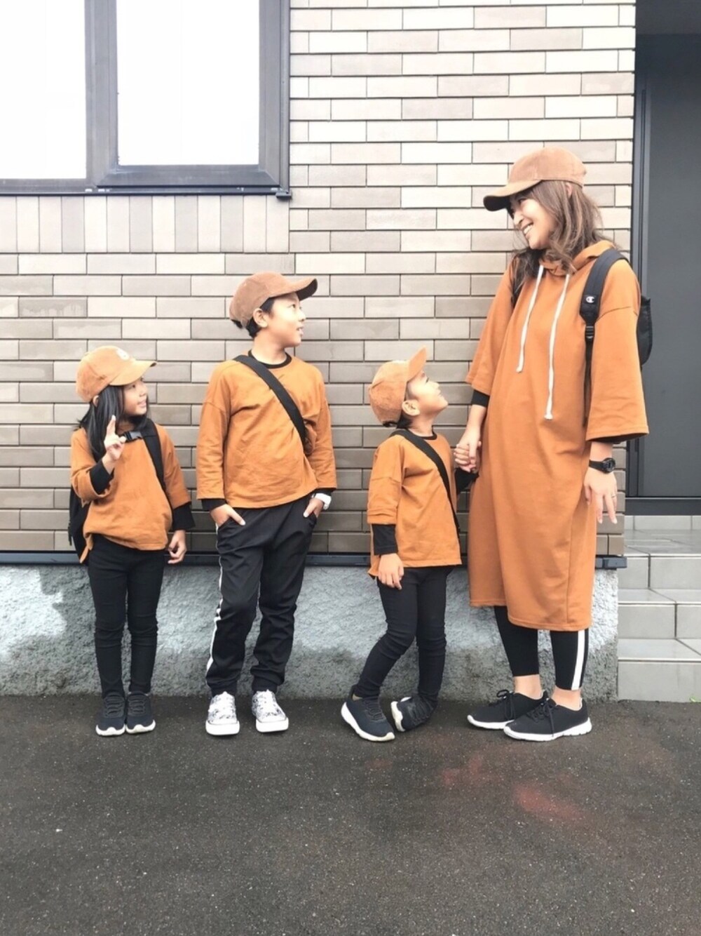 「秋のブラウンスタイル、キッズファッション、秋のコーデ、プチプラコーデ、おそろいコーデ、双子コーデ、お揃いコーデ、男女双子、親子コーデ、スポーツMIX'18秋」｜「DAISOのアイテム（キャップ、ブラウン系）」を使った、みつわさん（キッズ・110cm）の秋コーディネートの1枚目の写真