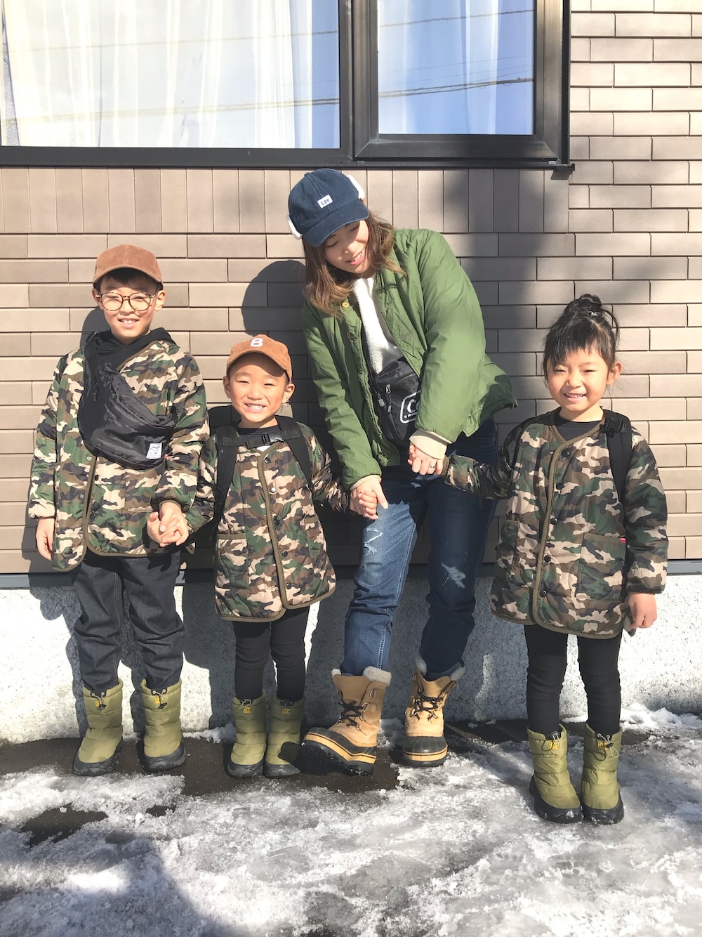 「親子コーデ、双子コーデ、男女双子、迷彩、デニム、キッズファッション」｜「Ocean&Groundのアイテム（デニムパンツ、ブルー系）」を使った、みつわさん（キッズ・110cm）の冬コーディネートの1枚目の写真