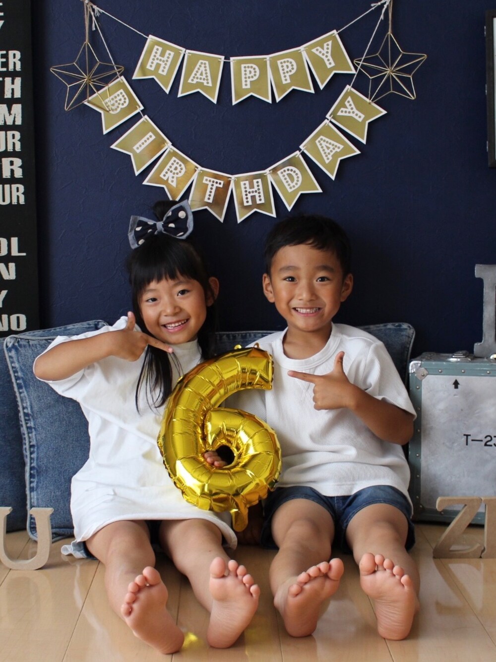 「6歳、お誕生日、記念写真、男女双子、双子コーデ」｜「GUのアイテム（チュニック、ホワイト系）」を使った、みつわさん（キッズ・110cm）の夏コーディネートの1枚目の写真