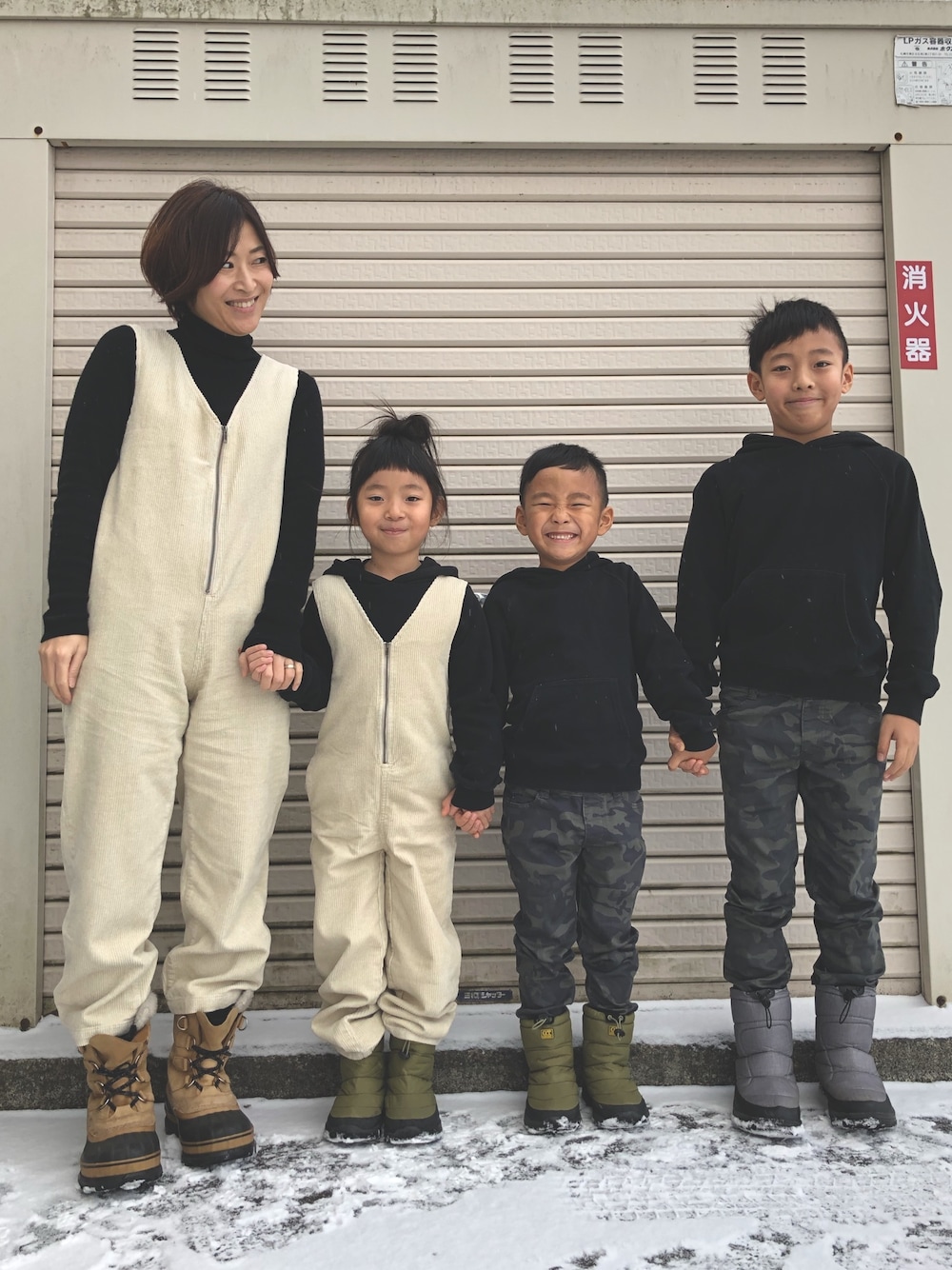 「プティマイン、オーバーオール、迷彩、あけましておめでとうございます！、今年もよろしくお願いします、2020、元旦、男女双子、3兄妹」｜「petit mainのフロントジップオールインワン（つなぎ/オールインワン、ベージュ系）」を使った、みつわさん（キッズ・110cm）の冬コーディネートの1枚目の写真