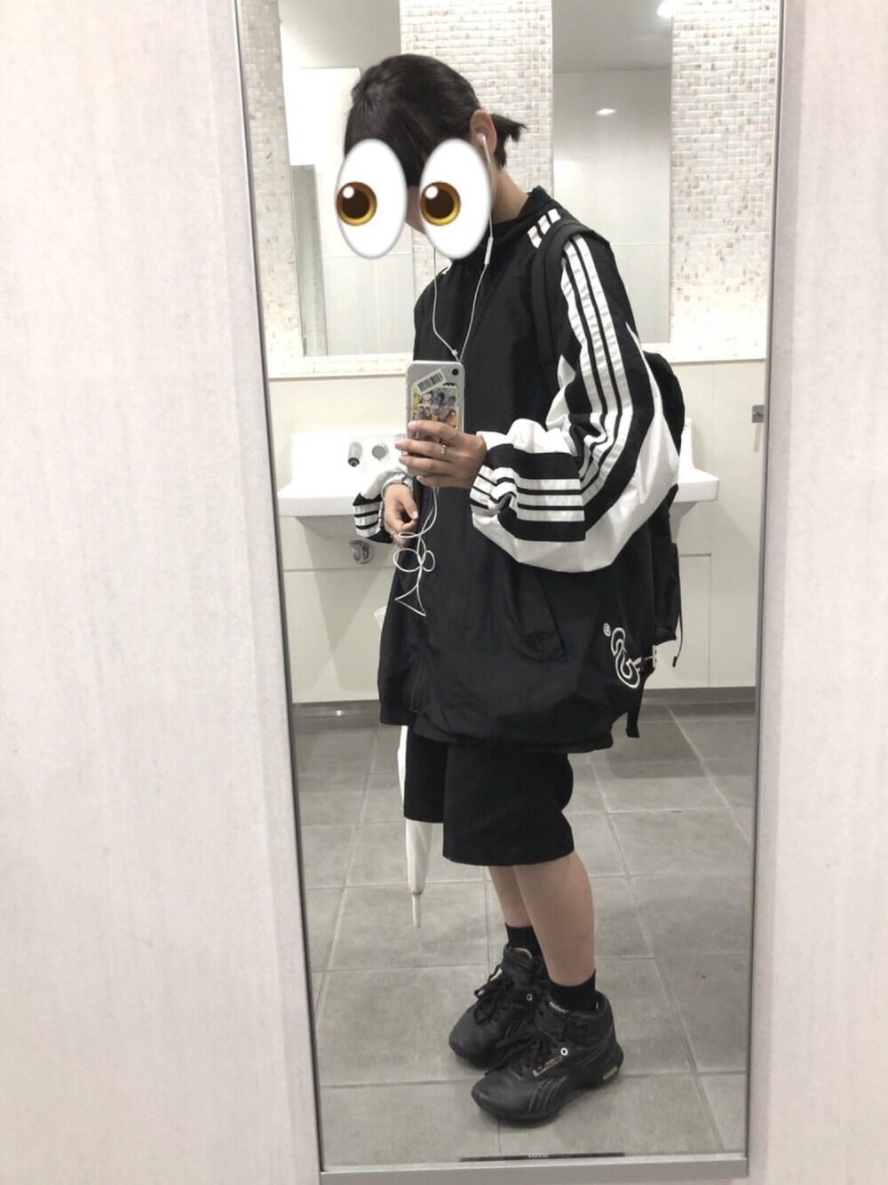 「雨の日コーデ、古着、モノトーン、ハーフパンツ、ストリート、adidas、黒リュック、白黒」｜「adidasのアイテム（ナイロンジャケット、ブラック系）」を使った、かよちんさん（レディース・149cm）の夏コーディネートの1枚目の写真
