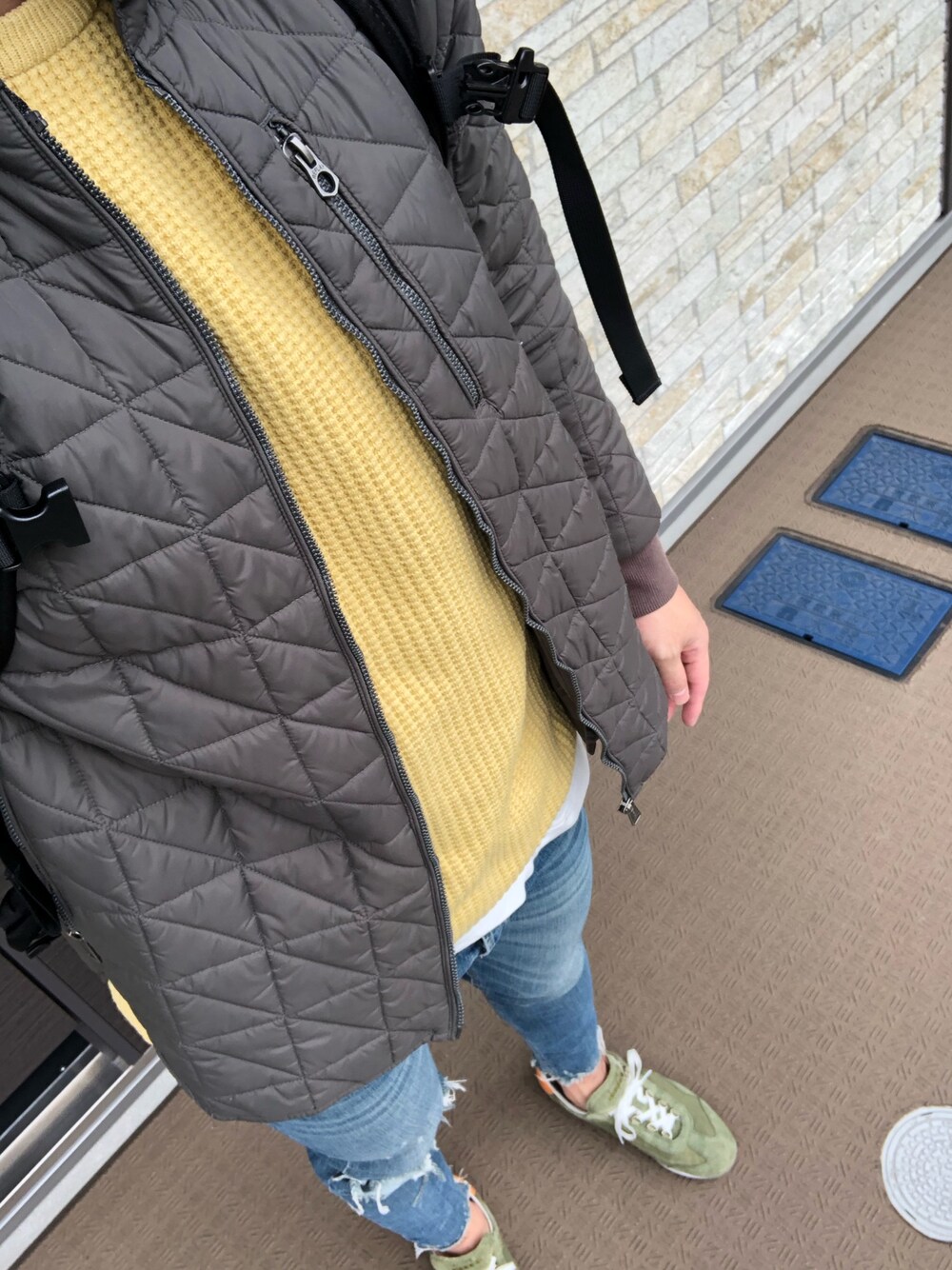 「おしゃれさんと繋がりたい、＃デニム、シンプル、#スニーカー」｜「Ron Hermanのアイテム（ニット/セーター、イエロー系）」を使った、Miさん（メンズ・180cm）の冬コーディネートの1枚目の写真